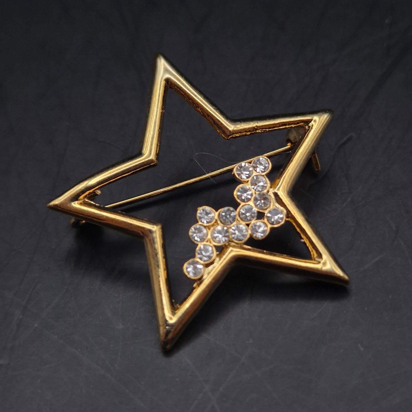 Elegante Stern Brosche in Gold-Optik mit Strassbesatz – Funkelndes Accessoire