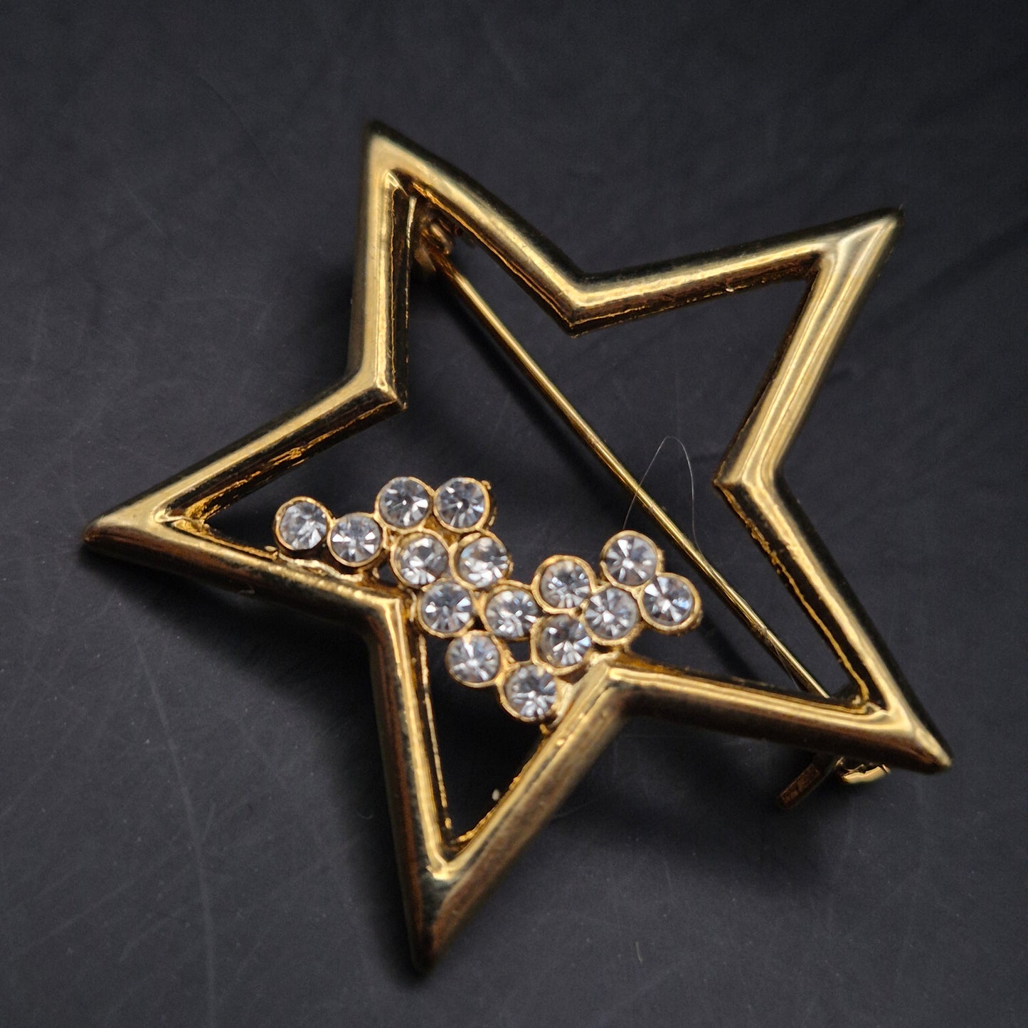 Elegante Stern Brosche in Gold-Optik mit Strassbesatz – Funkelndes Accessoire