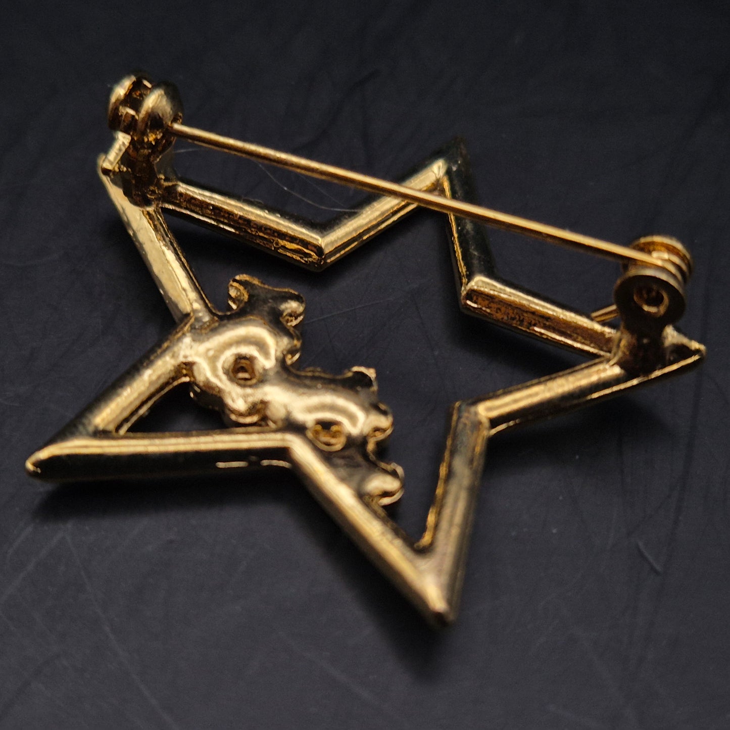 Elegante Stern Brosche in Gold-Optik mit Strassbesatz – Funkelndes Accessoire