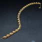 Elegante Goldene Damen Kette mit Roten Steinen – Vintage Blatt Design
