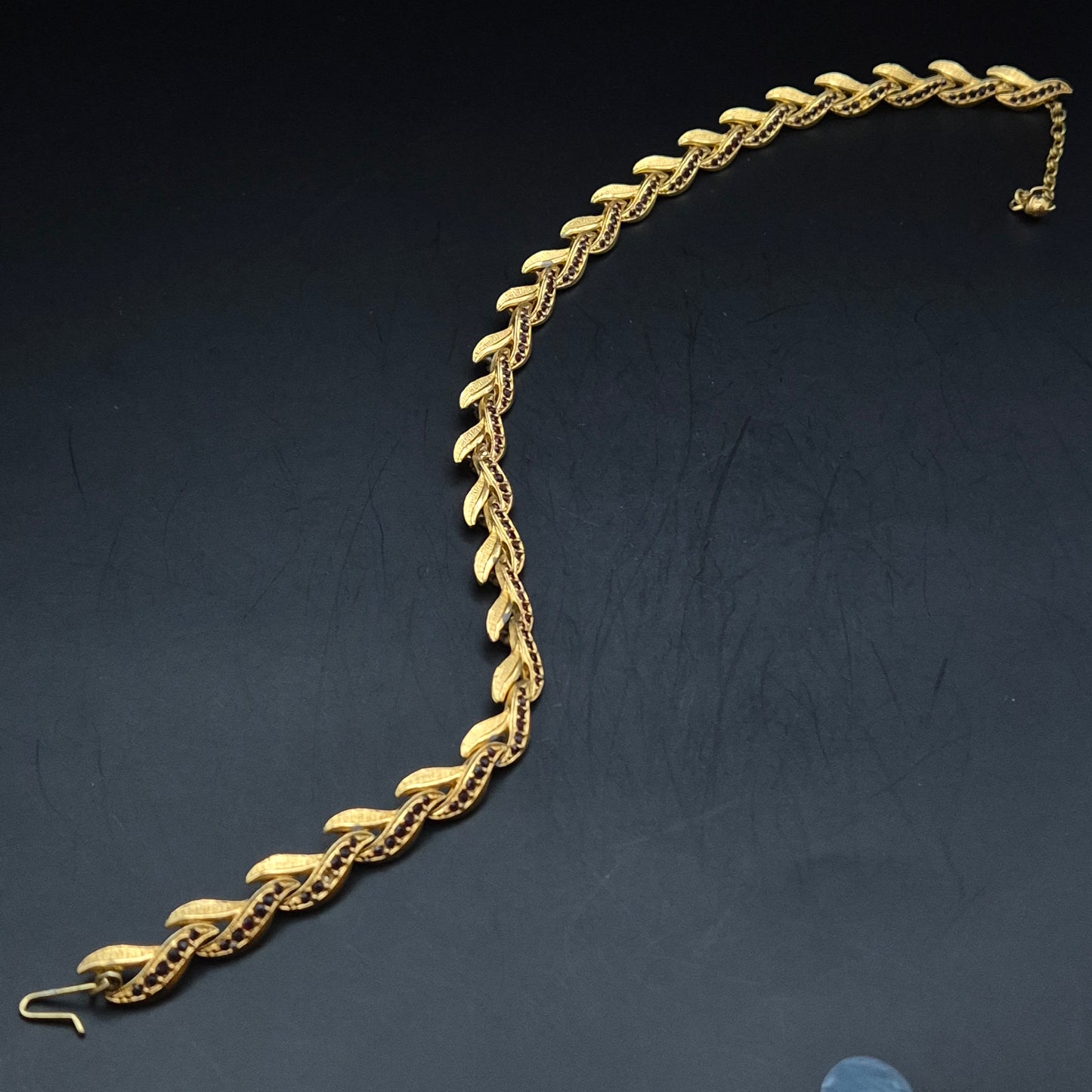Elegante Goldene Damen Kette mit Roten Steinen – Vintage Blatt Design