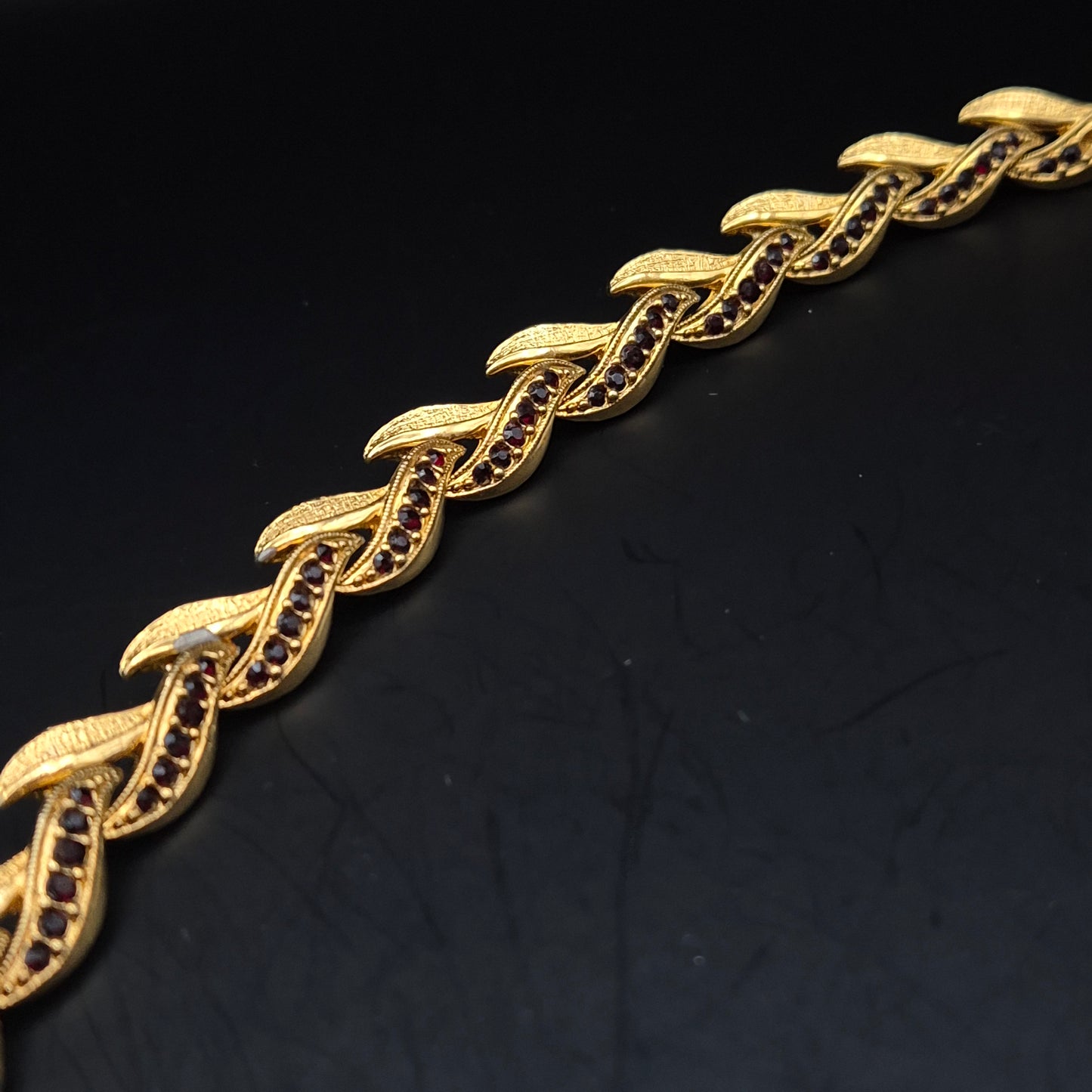 Elegante Goldene Damen Kette mit Roten Steinen – Vintage Blatt Design