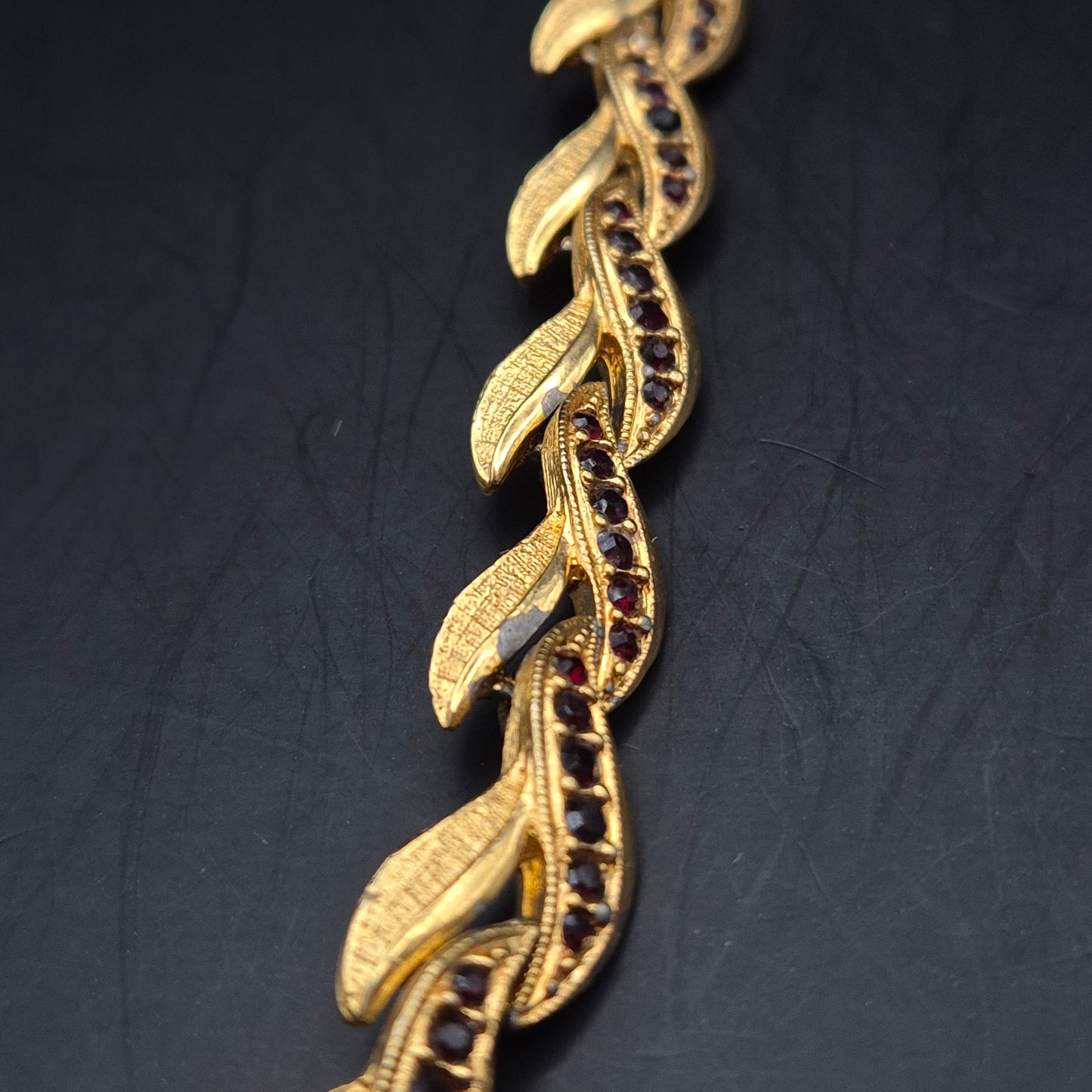 Elegante Goldene Damen Kette mit Roten Steinen – Vintage Blatt Design