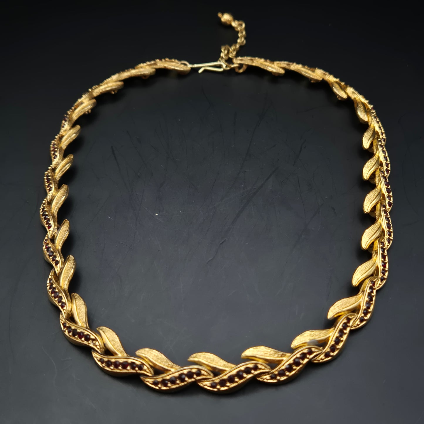 Elegante Goldene Damen Kette mit Roten Steinen – Vintage Blatt Design
