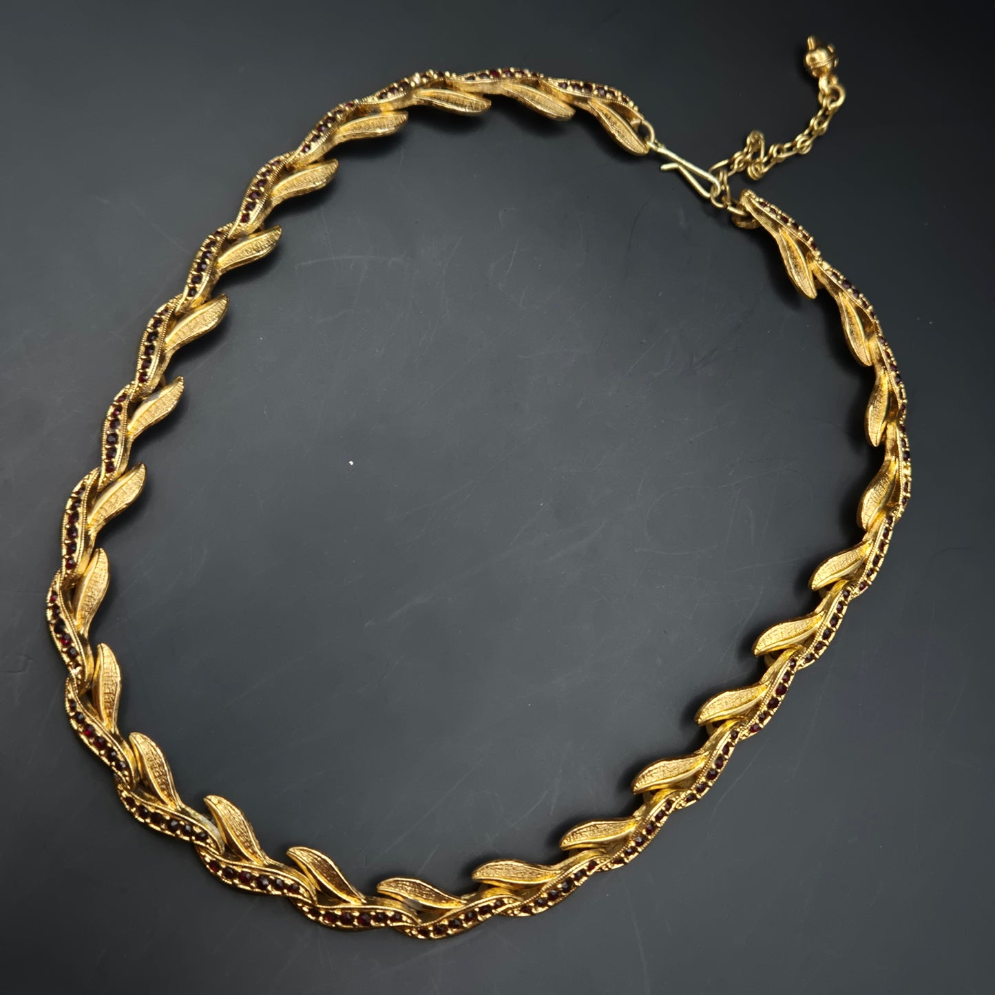 Elegante Goldene Damen Kette mit Roten Steinen – Vintage Blatt Design