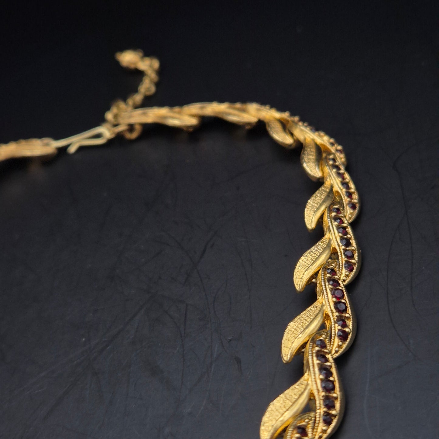 Elegante Goldene Damen Kette mit Roten Steinen – Vintage Blatt Design
