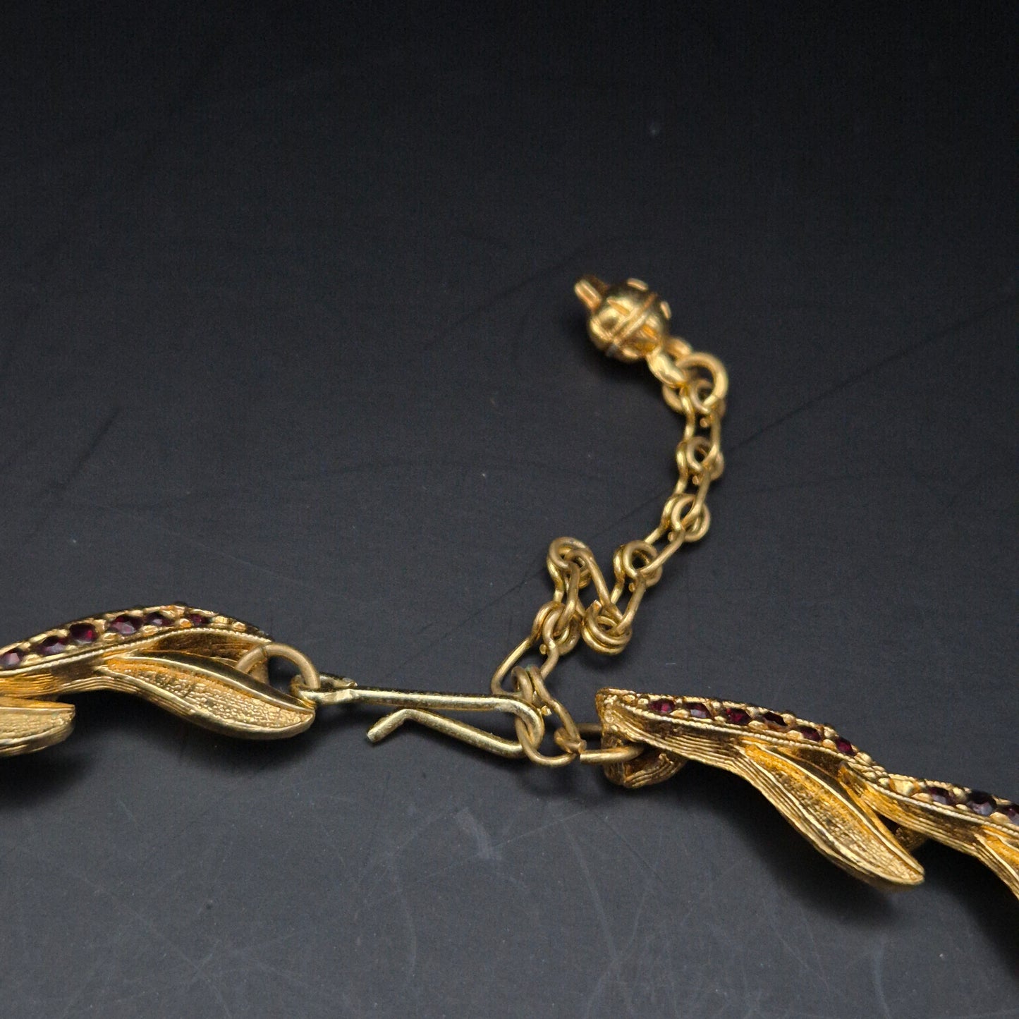 Elegante Goldene Damen Kette mit Roten Steinen – Vintage Blatt Design