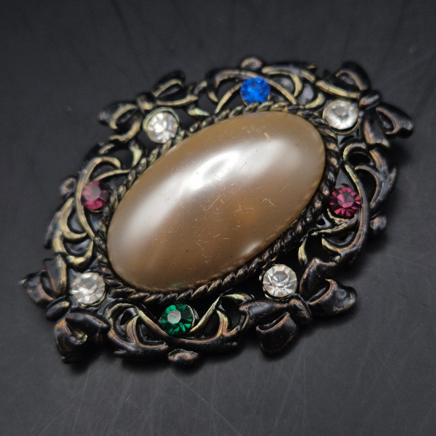 Elegante Vintage Brosche – Kunstvolles Design mit bunten Steinen