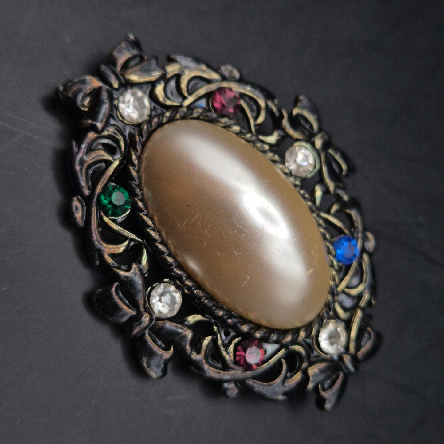 Elegante Vintage Brosche – Kunstvolles Design mit bunten Steinen