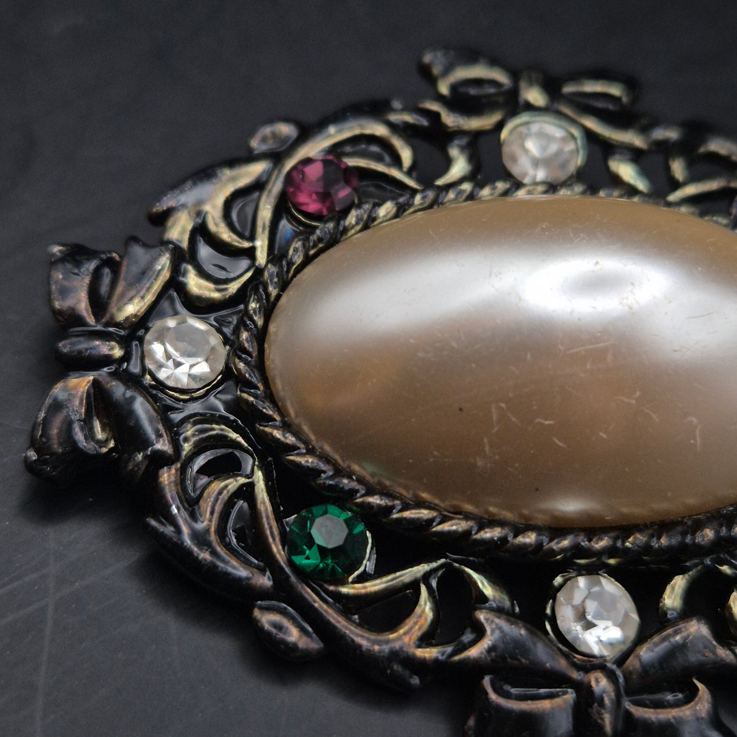 Elegante Vintage Brosche – Kunstvolles Design mit bunten Steinen