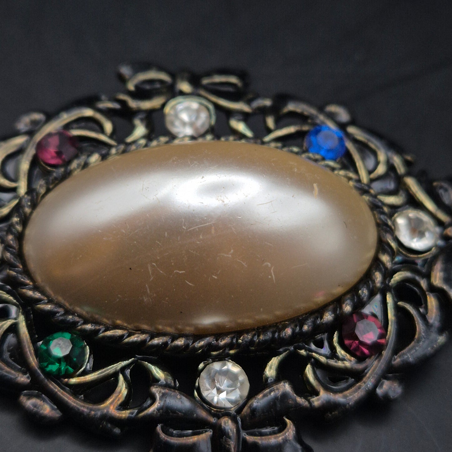 Elegante Vintage Brosche – Kunstvolles Design mit bunten Steinen