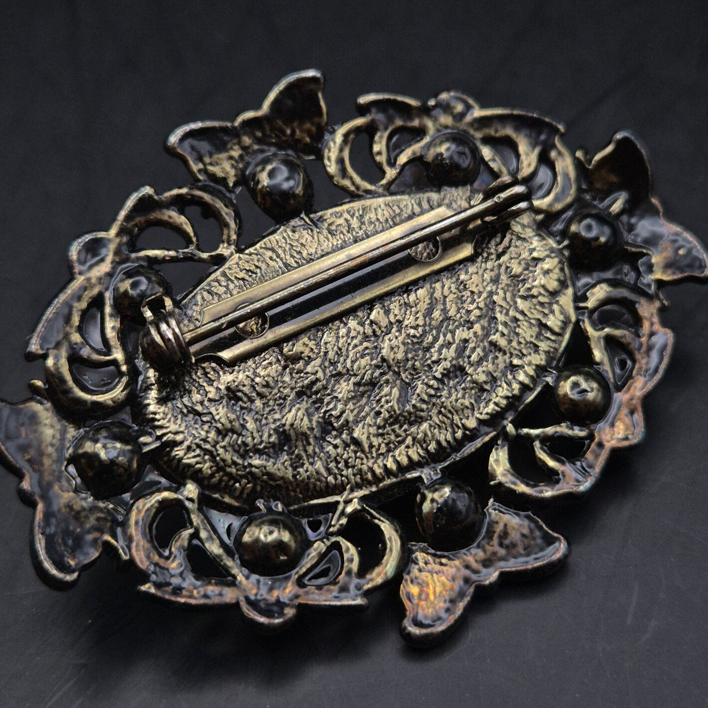 Elegante Vintage Brosche – Kunstvolles Design mit bunten Steinen