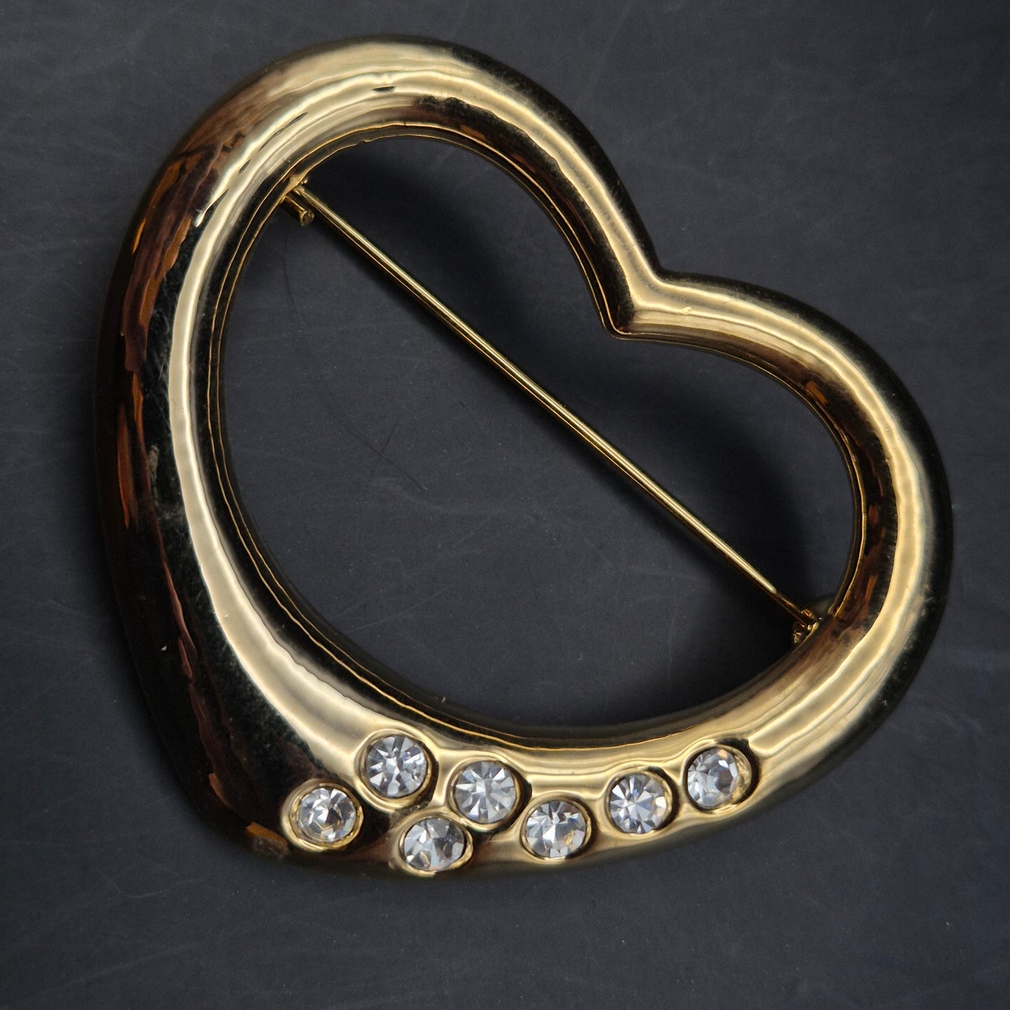 Elegante Herz Brosche mit Strassbesatz – Goldfarbenes Design