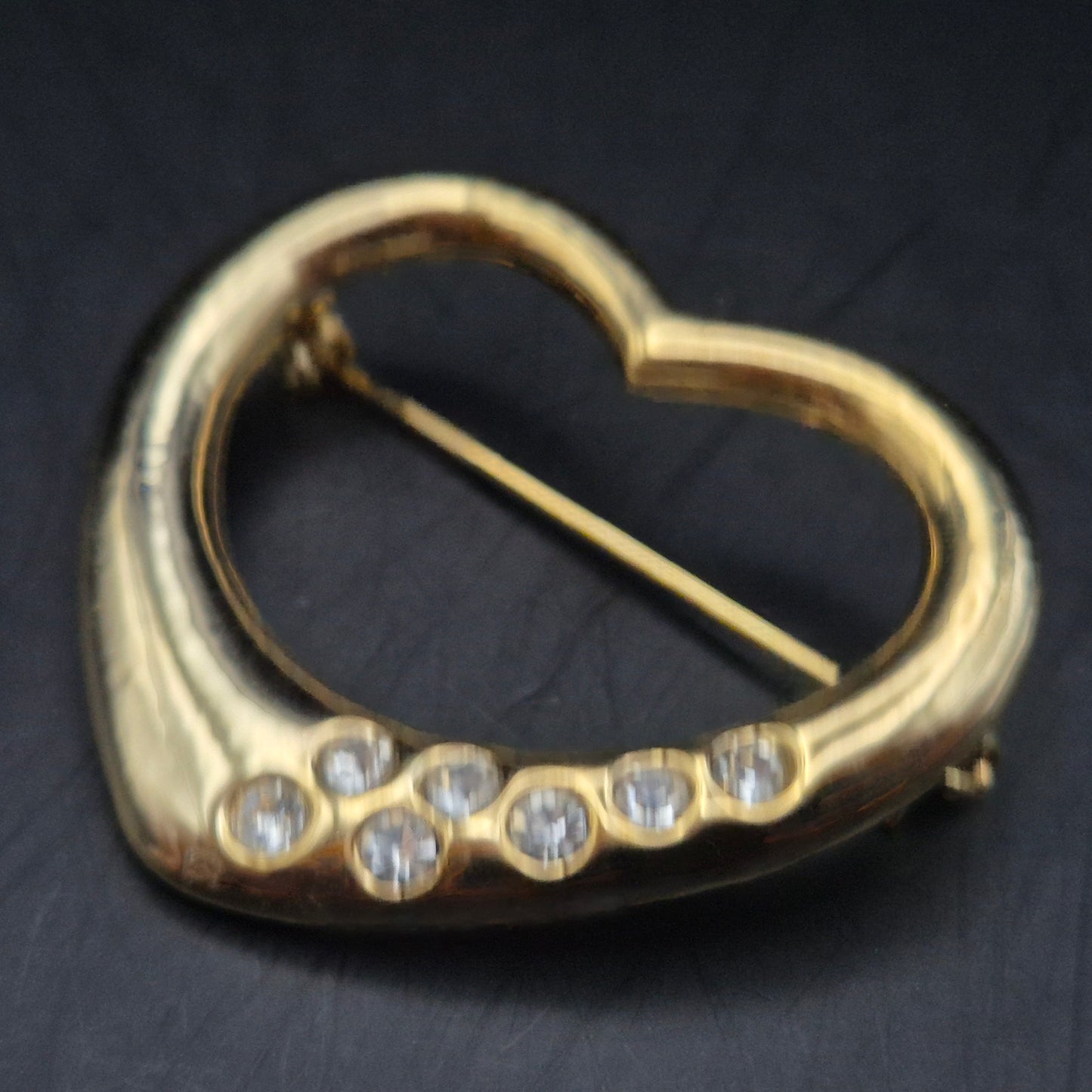 Elegante Herz Brosche mit Strassbesatz – Goldfarbenes Design