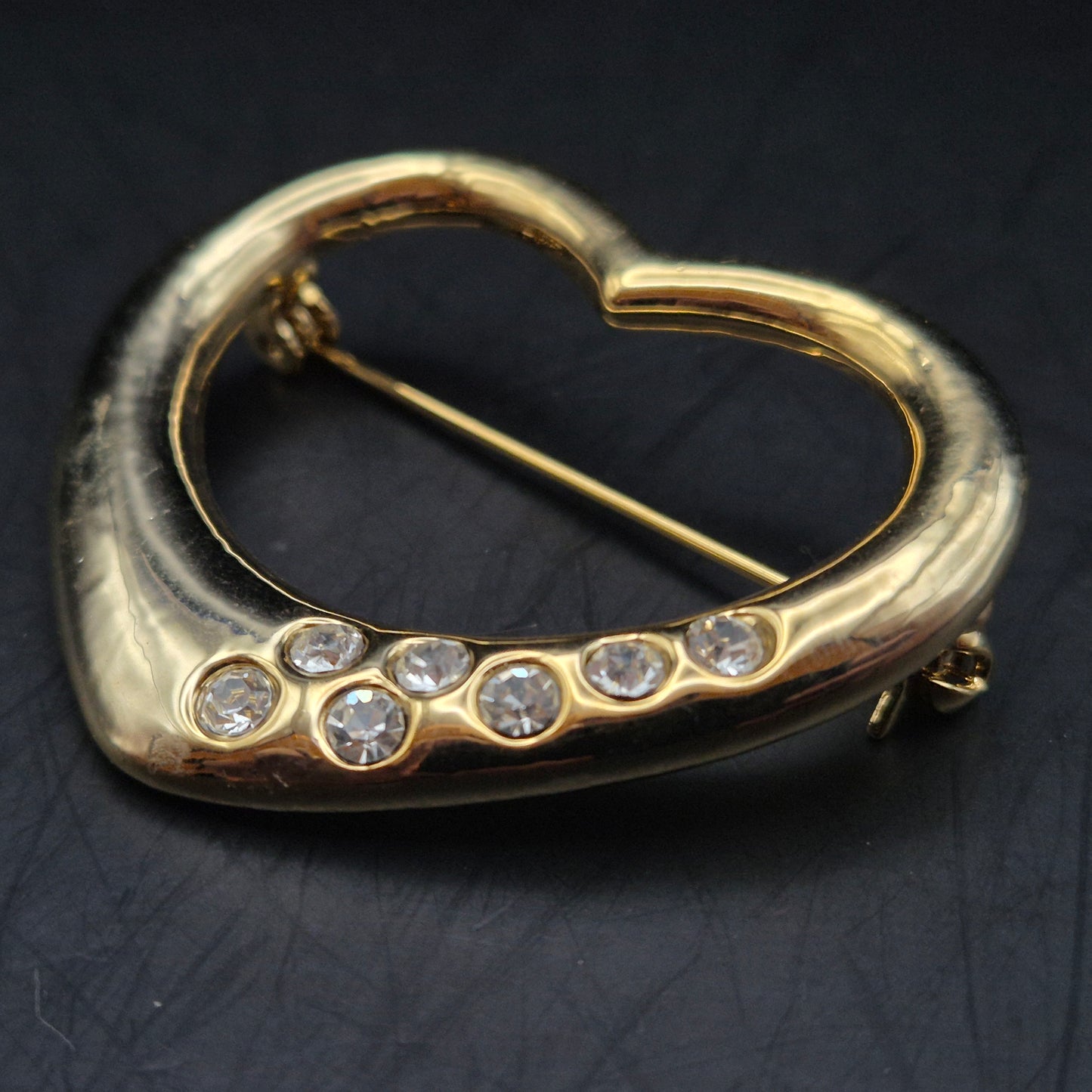 Elegante Herz Brosche mit Strassbesatz – Goldfarbenes Design