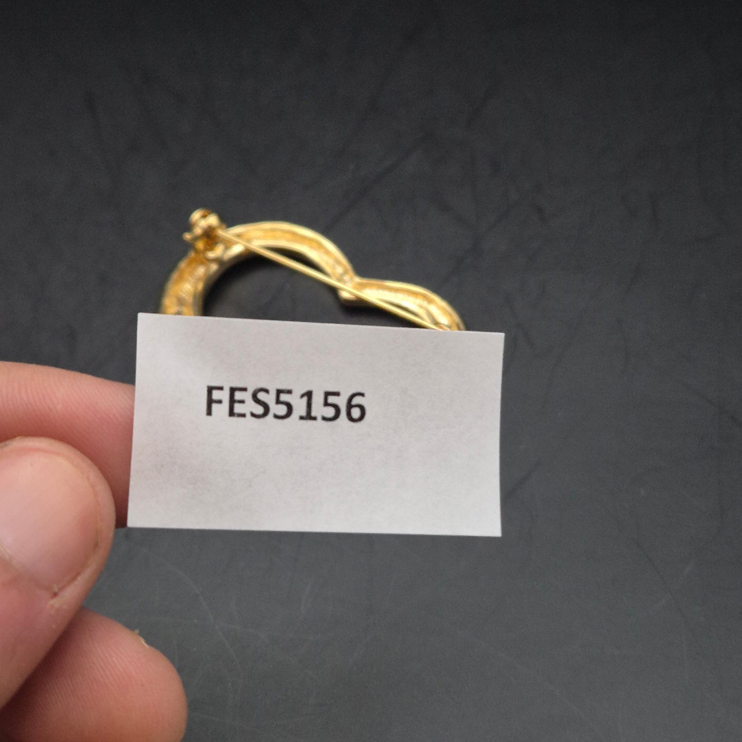 Elegante Herz Brosche mit Strassbesatz – Goldfarbenes Design
