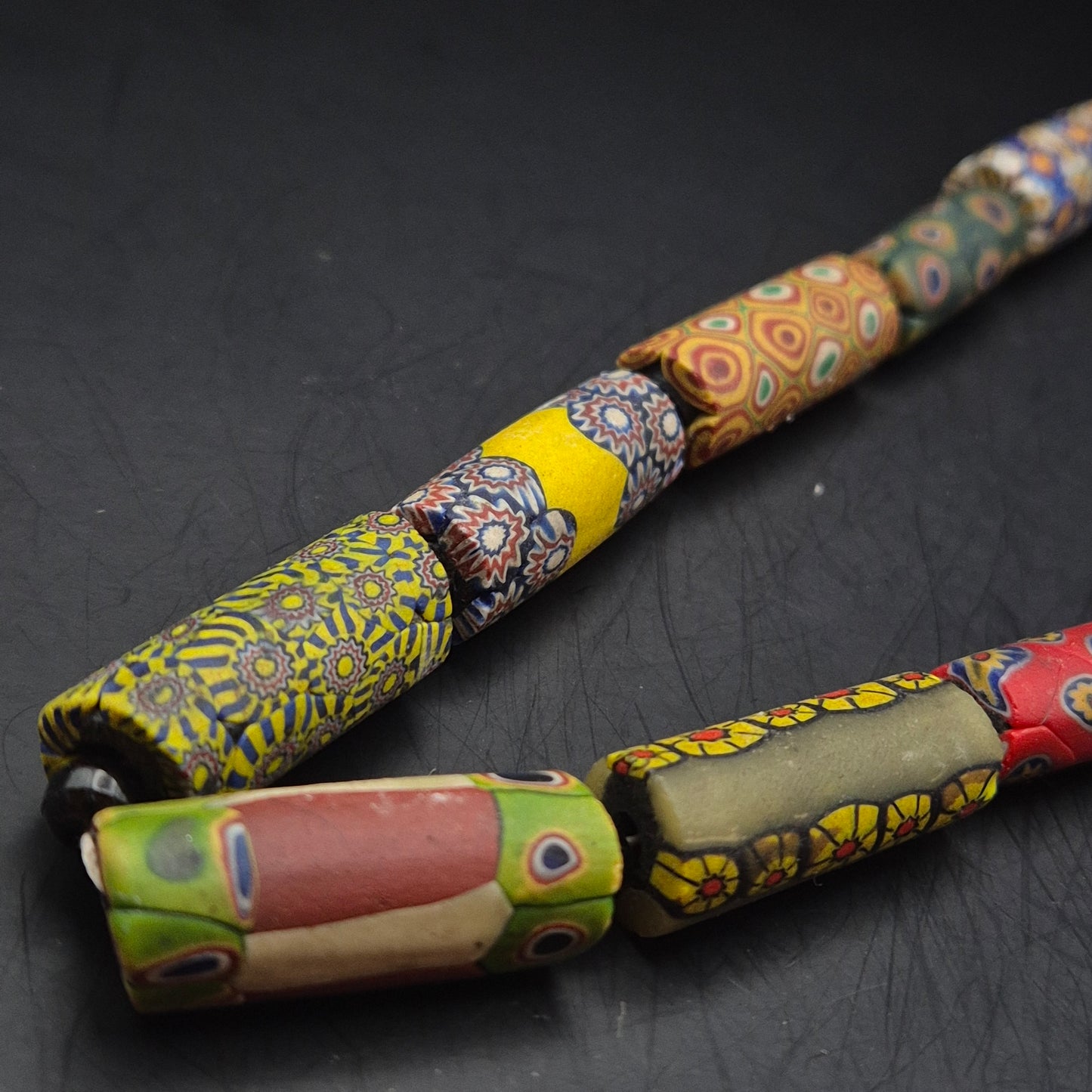 Antike Millefiori Glasperlen Kette – Farbenfrohe Afrikanische Handelsperlen