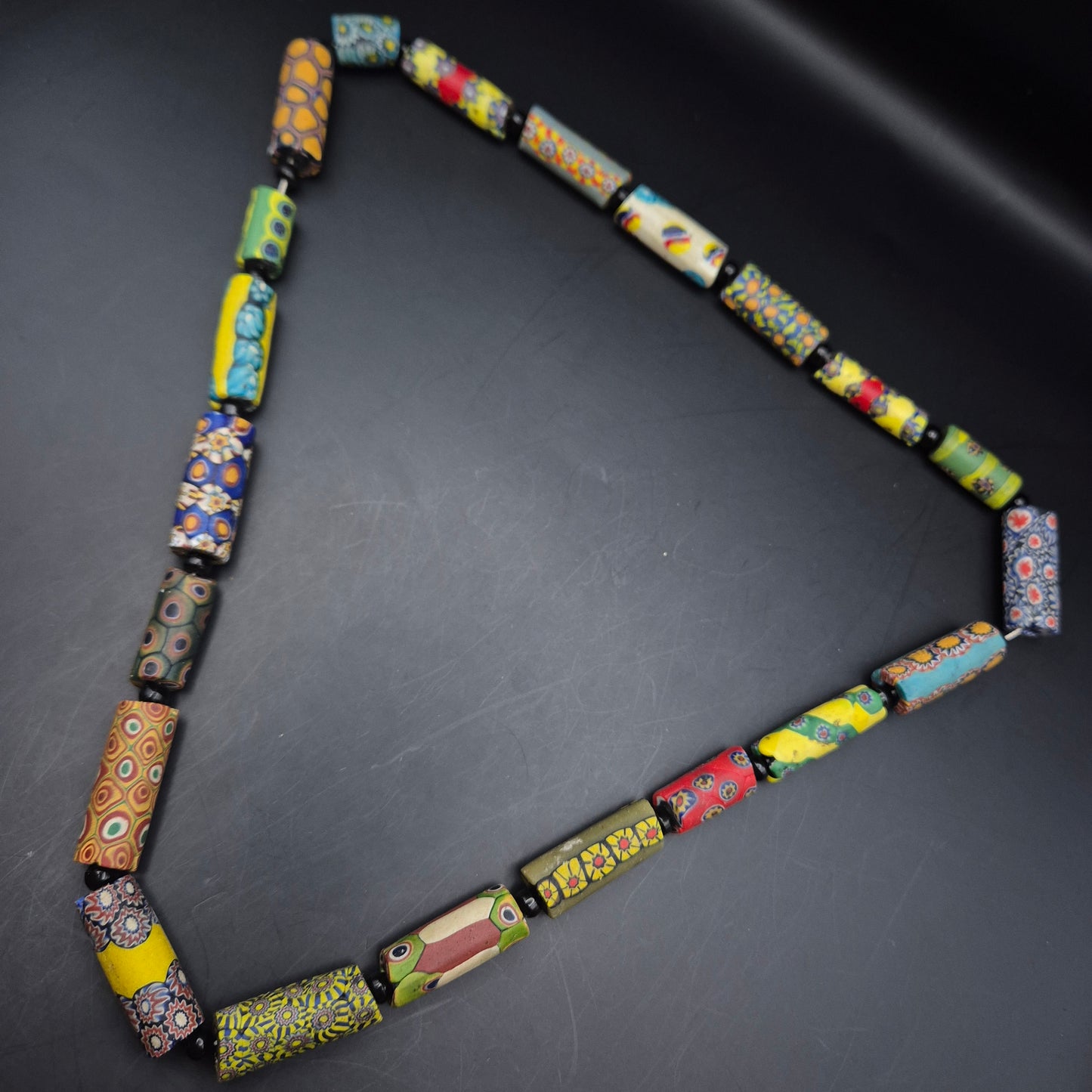 Antike Millefiori Glasperlen Kette – Farbenfrohe Afrikanische Handelsperlen