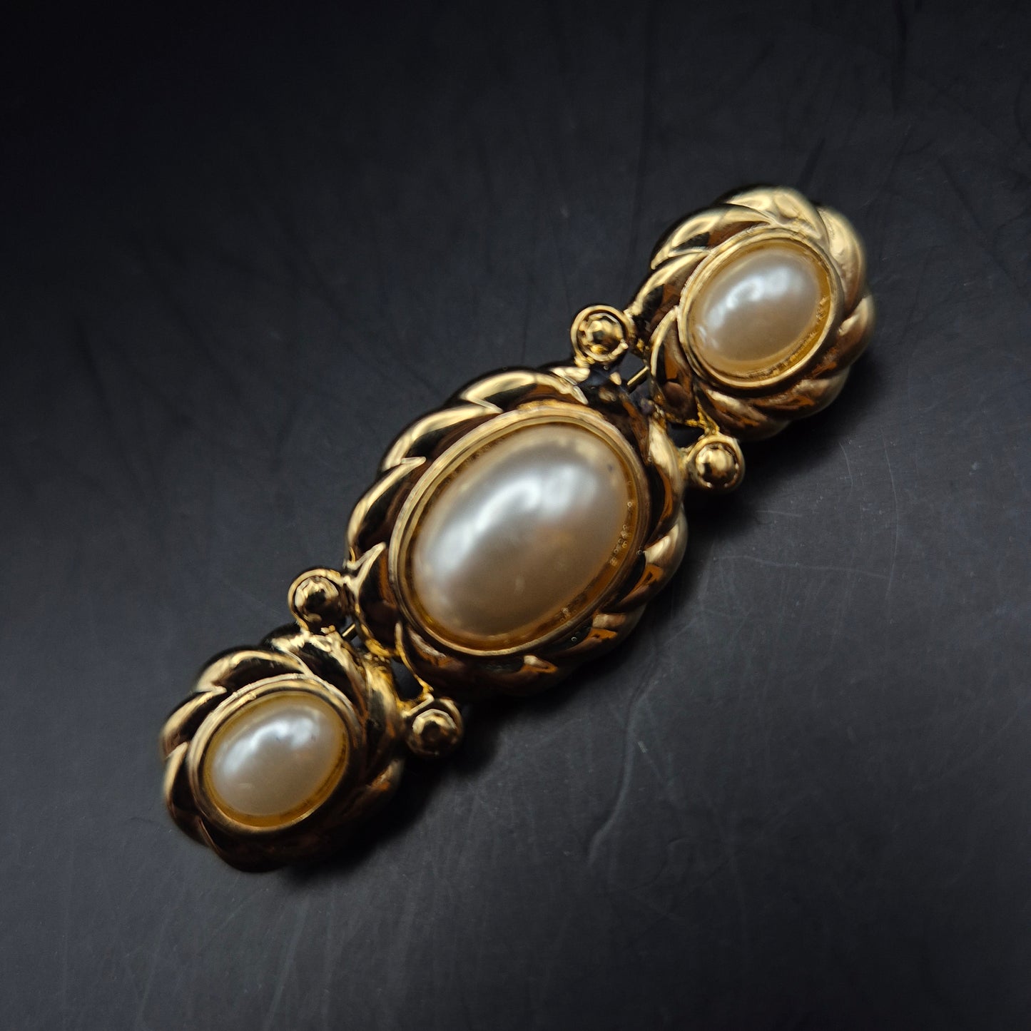 Elegante Vintage Damen Brosche – Goldfarben mit Drei Perlen-Imitaten