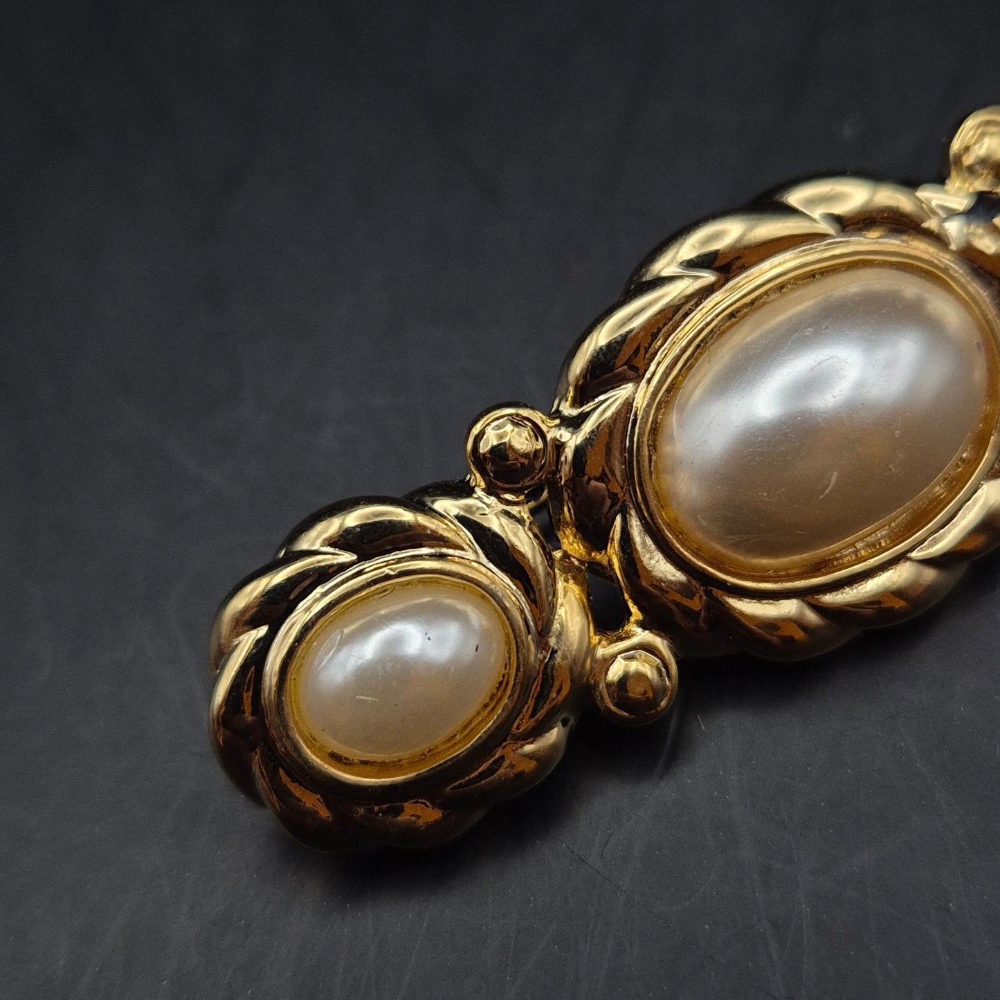 Elegante Vintage Damen Brosche – Goldfarben mit Drei Perlen-Imitaten