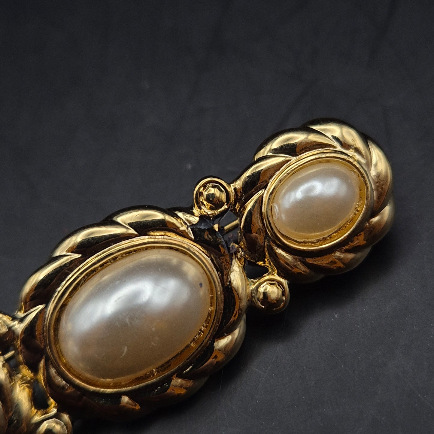 Elegante Vintage Damen Brosche – Goldfarben mit Drei Perlen-Imitaten