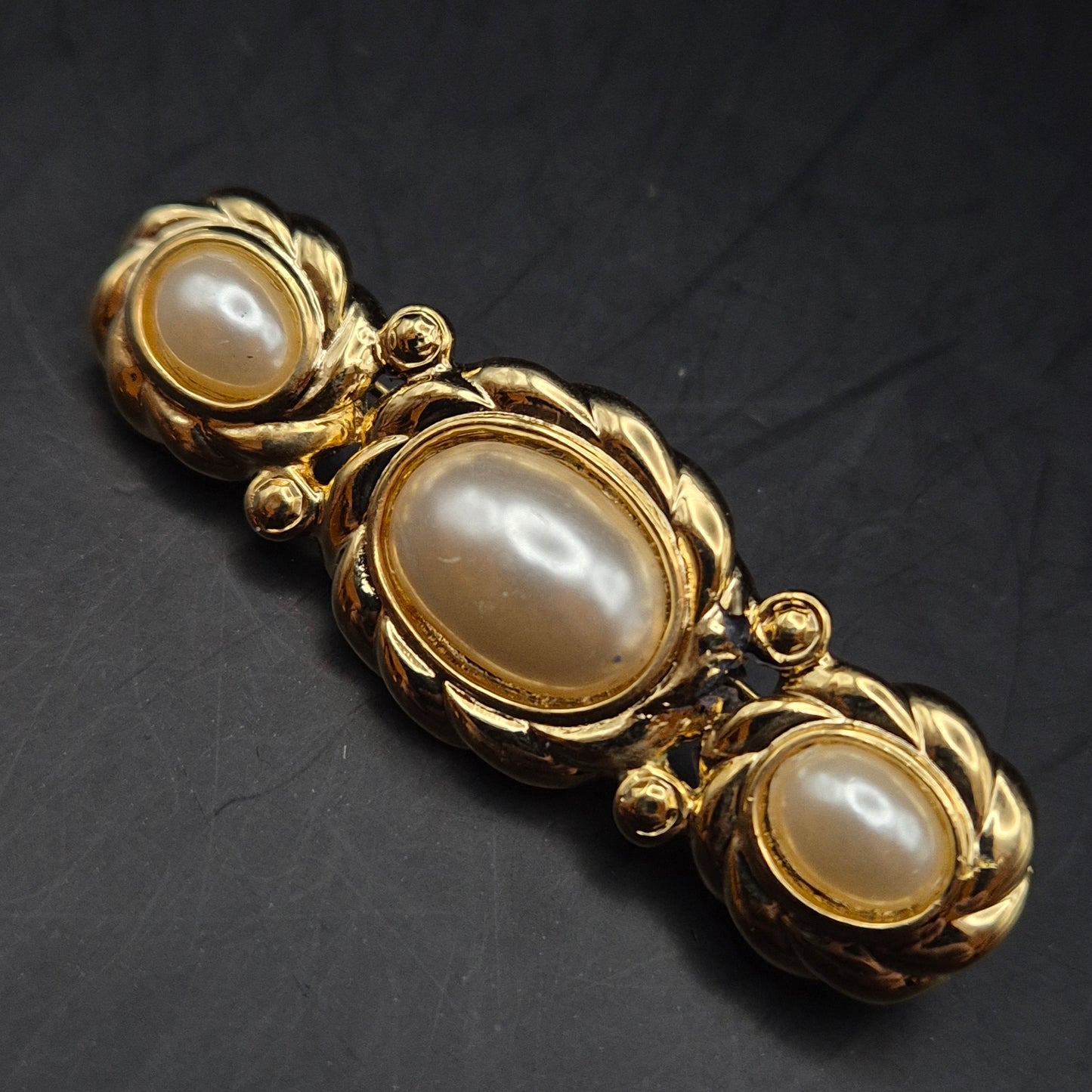 Elegante Vintage Damen Brosche – Goldfarben mit Drei Perlen-Imitaten