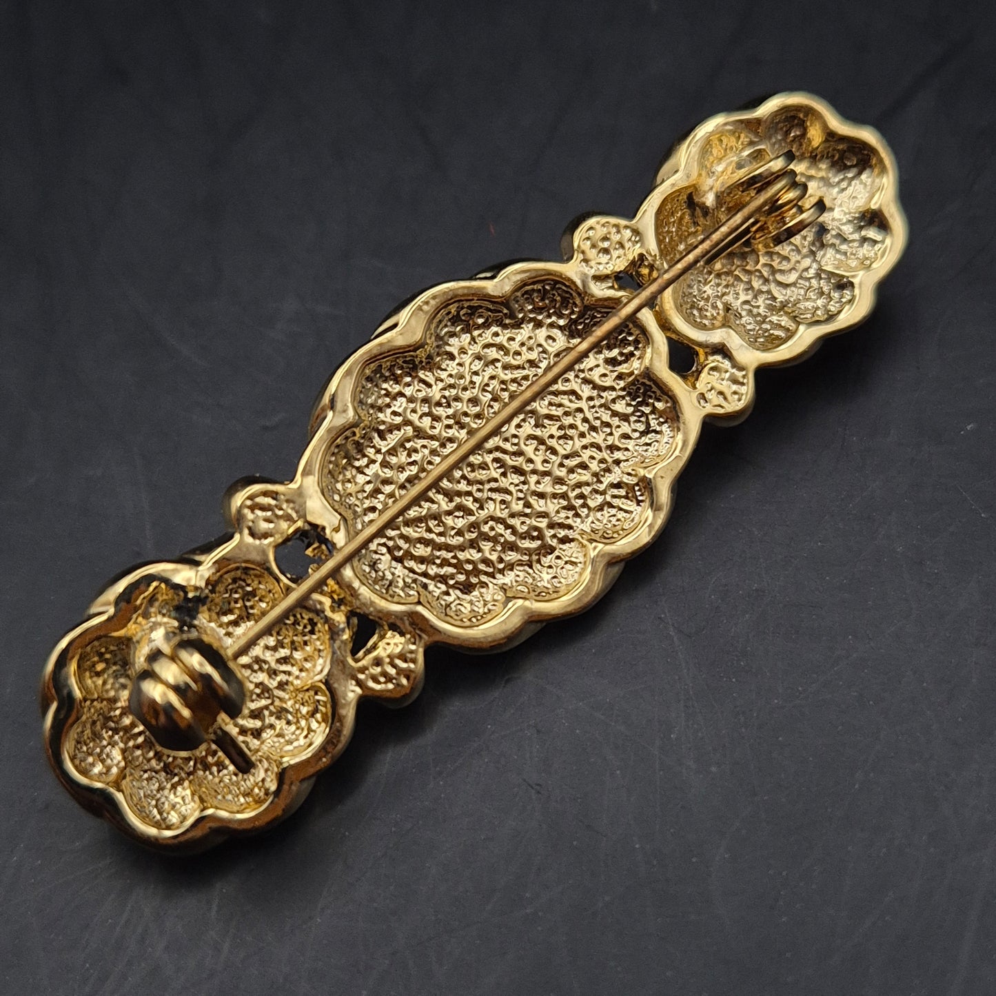 Elegante Vintage Damen Brosche – Goldfarben mit Drei Perlen-Imitaten
