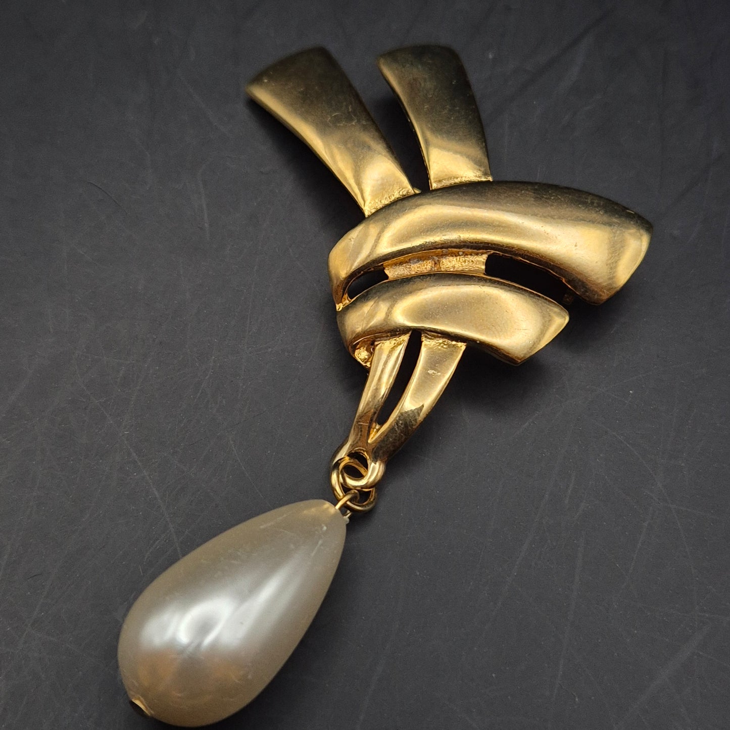 Edle Vintage Brosche mit Tropfenperle – Goldenes Design für Damen