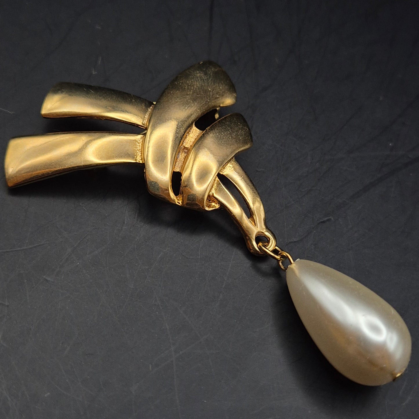 Edle Vintage Brosche mit Tropfenperle – Goldenes Design für Damen