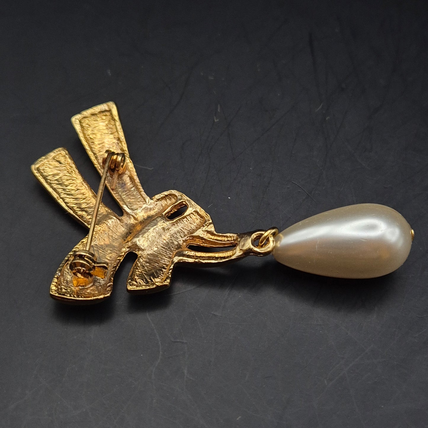 Edle Vintage Brosche mit Tropfenperle – Goldenes Design für Damen