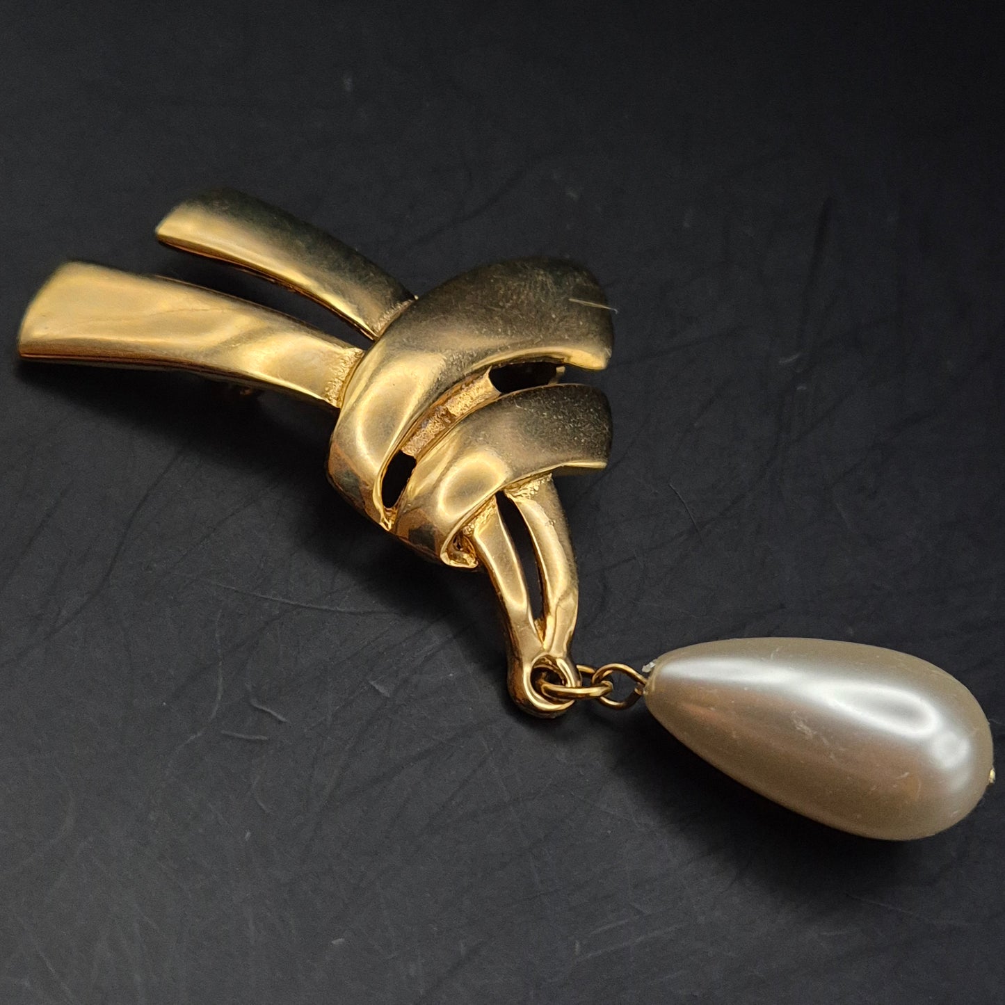 Edle Vintage Brosche mit Tropfenperle – Goldenes Design für Damen