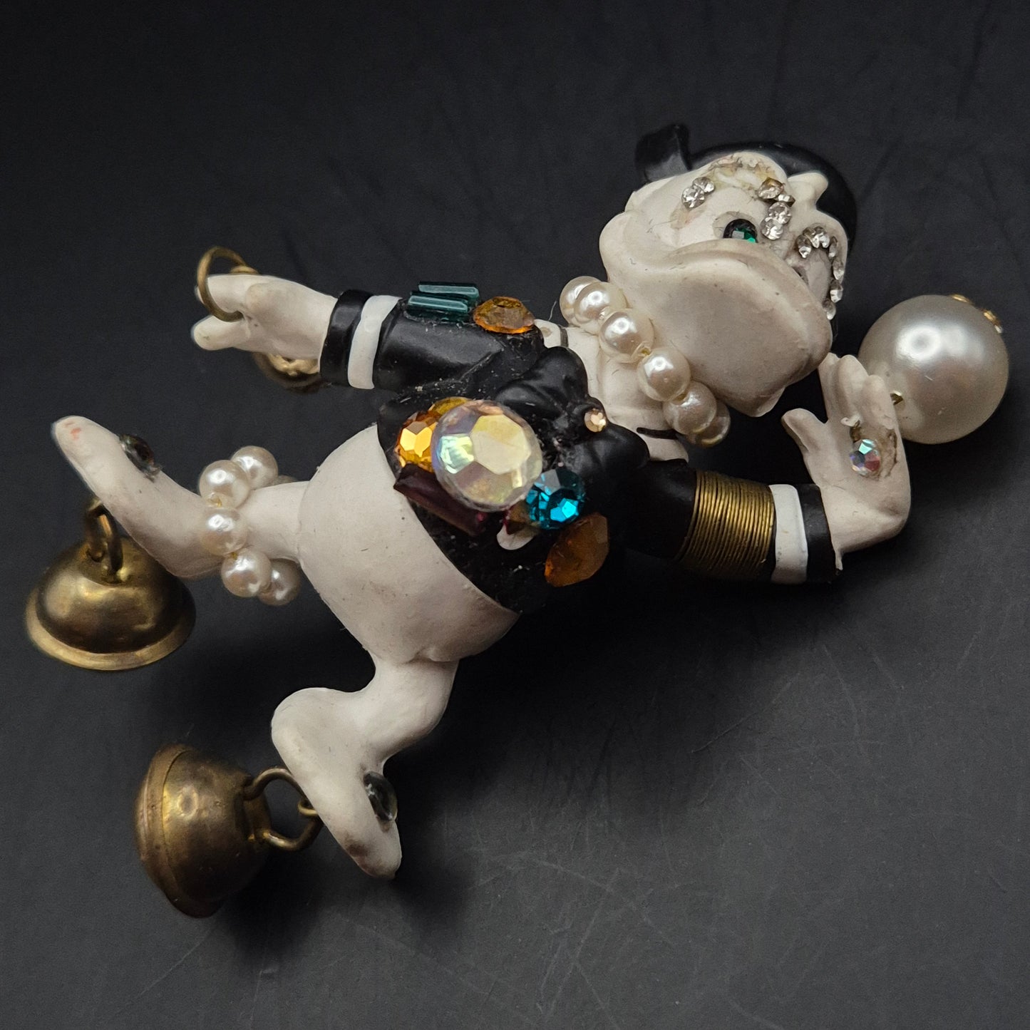 Titel Extravagante Donald Duck Brosche – Verspieltes Design mit Perlen & Glocken