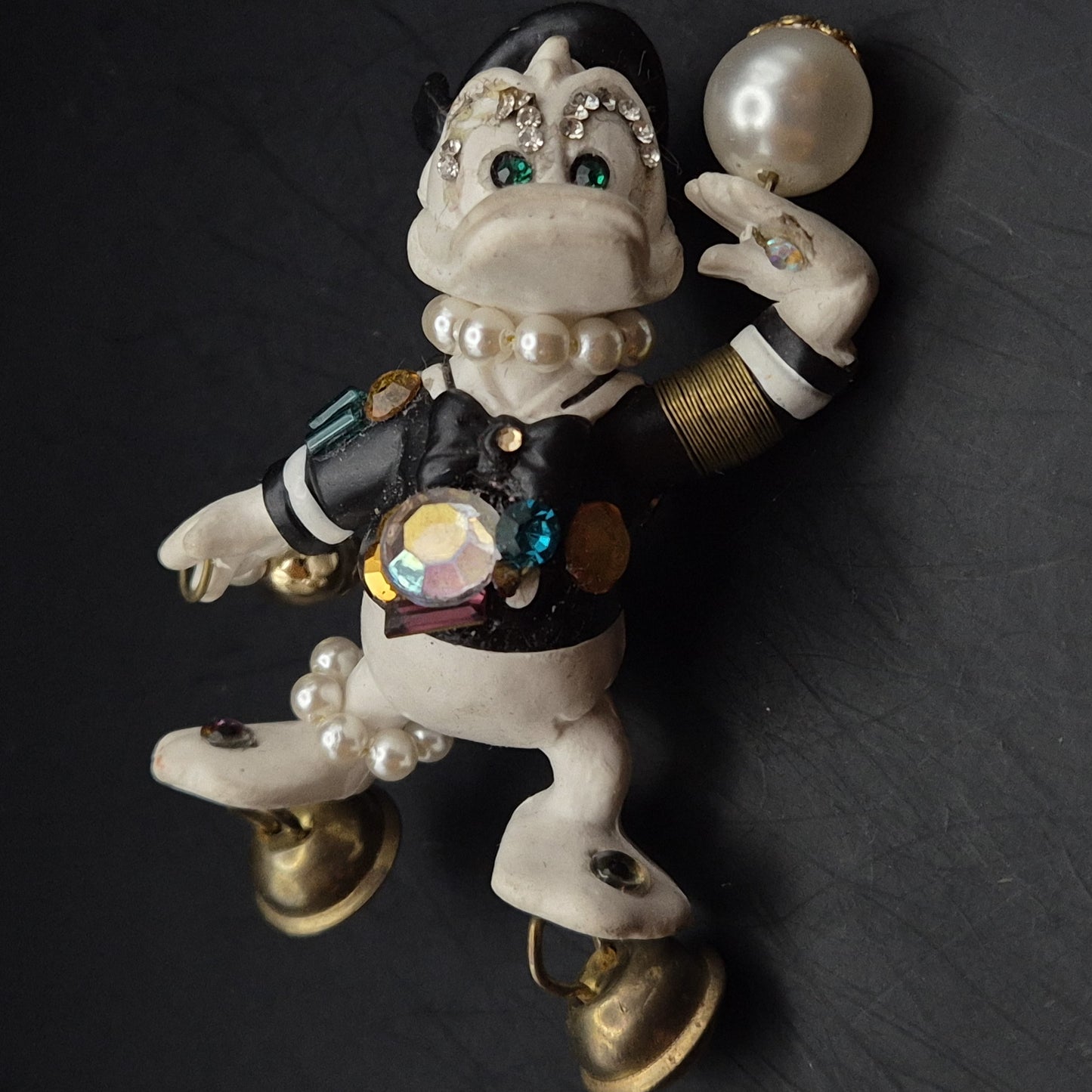 Titel Extravagante Donald Duck Brosche – Verspieltes Design mit Perlen & Glocken