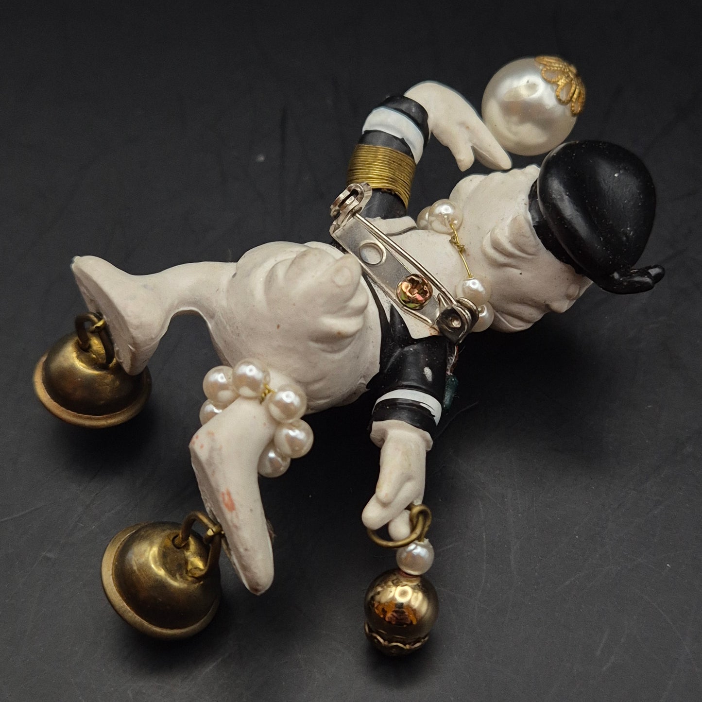 Titel Extravagante Donald Duck Brosche – Verspieltes Design mit Perlen & Glocken