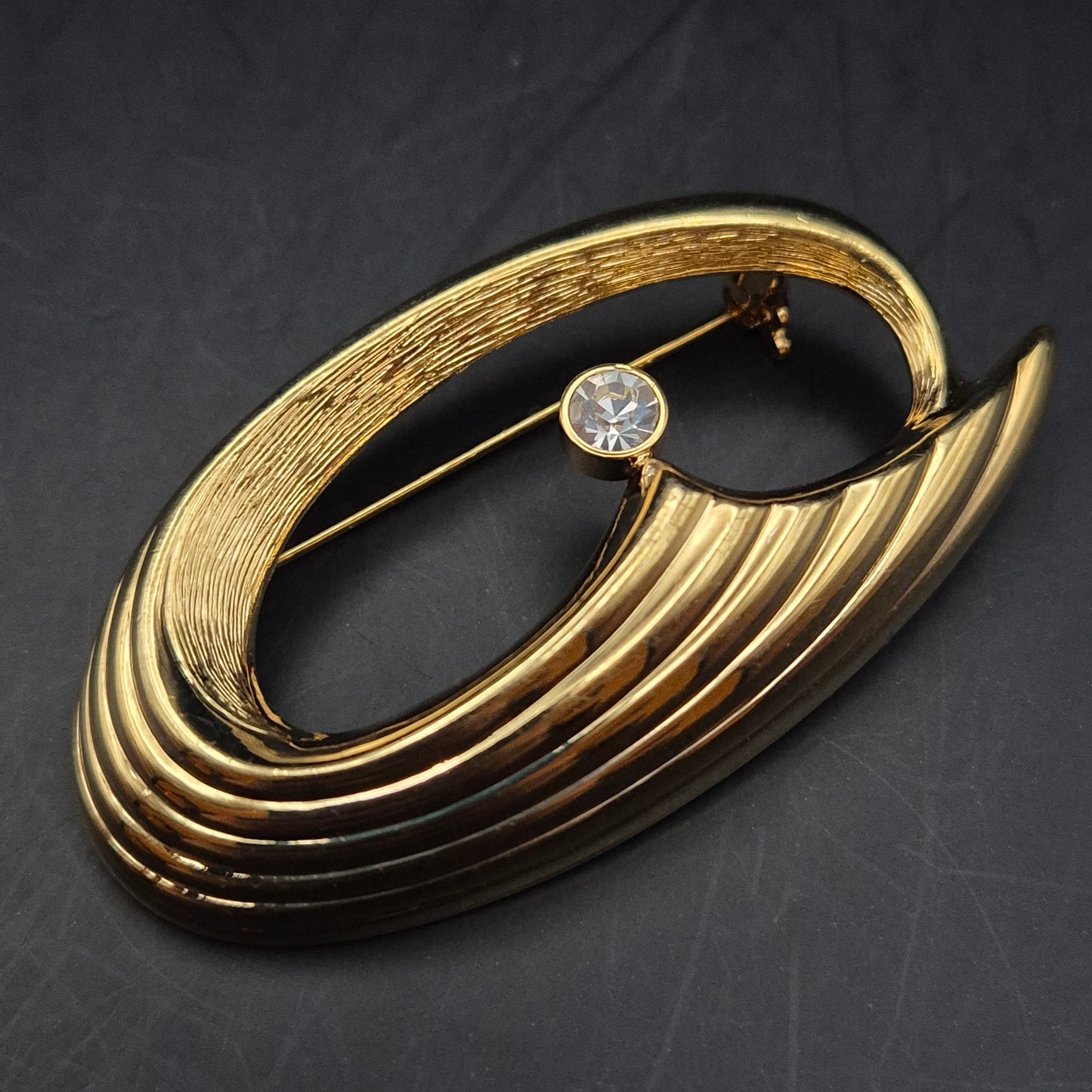 Elegante Goldene Brosche mit Kristall – Modernes Geschwungenes Design