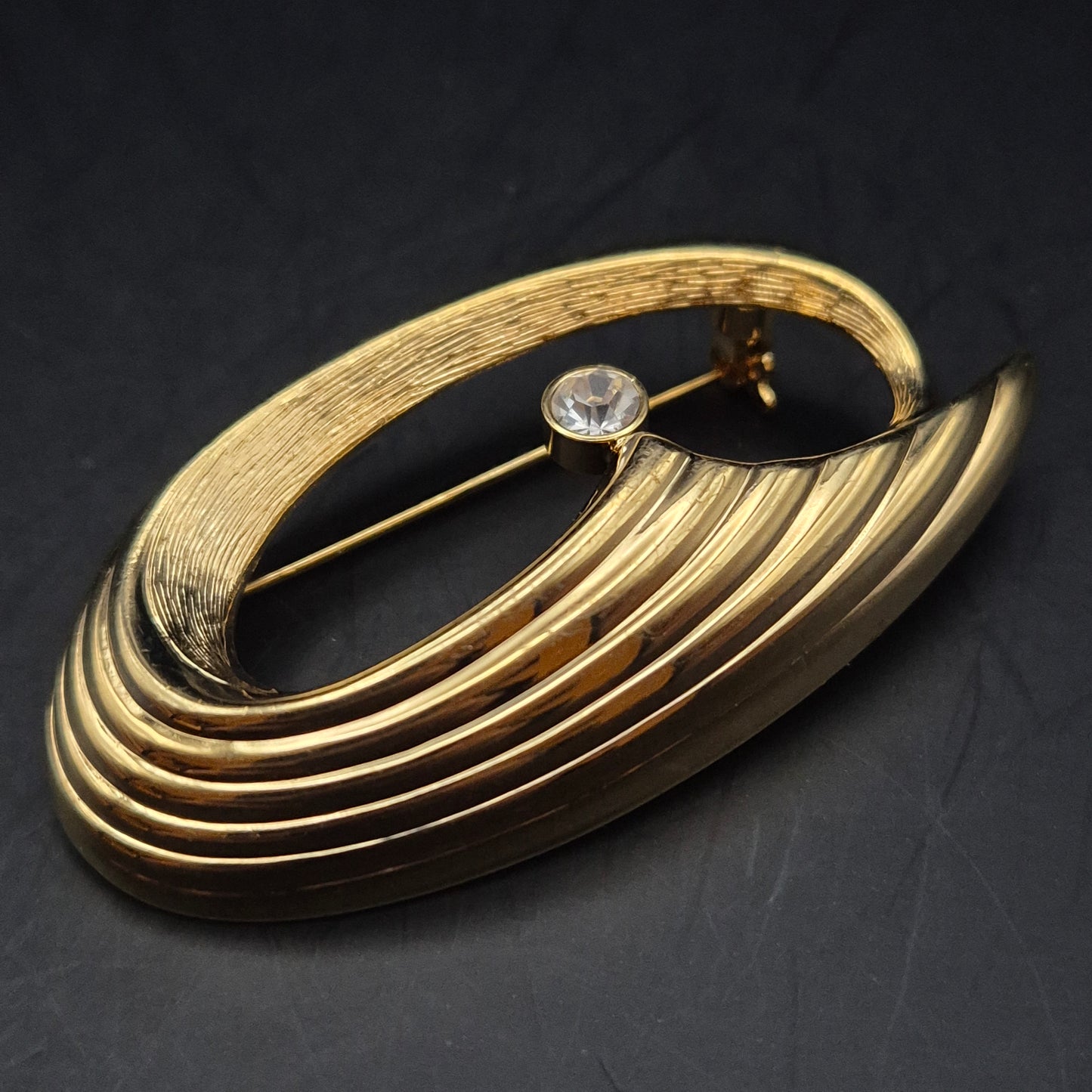 Elegante Goldene Brosche mit Kristall – Modernes Geschwungenes Design
