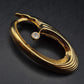 Elegante Goldene Brosche mit Kristall – Modernes Geschwungenes Design