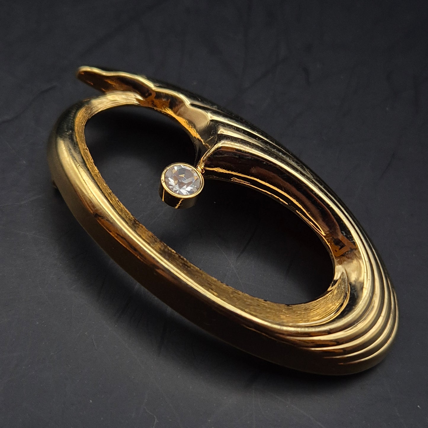 Elegante Goldene Brosche mit Kristall – Modernes Geschwungenes Design