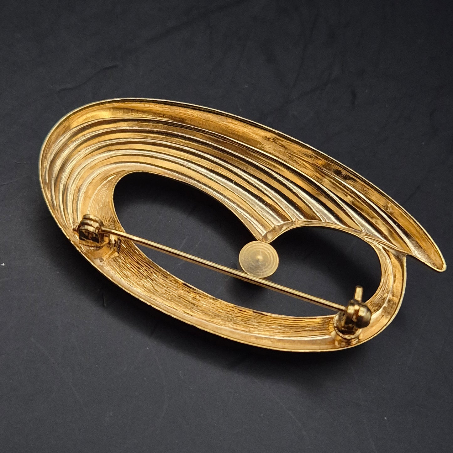 Elegante Goldene Brosche mit Kristall – Modernes Geschwungenes Design