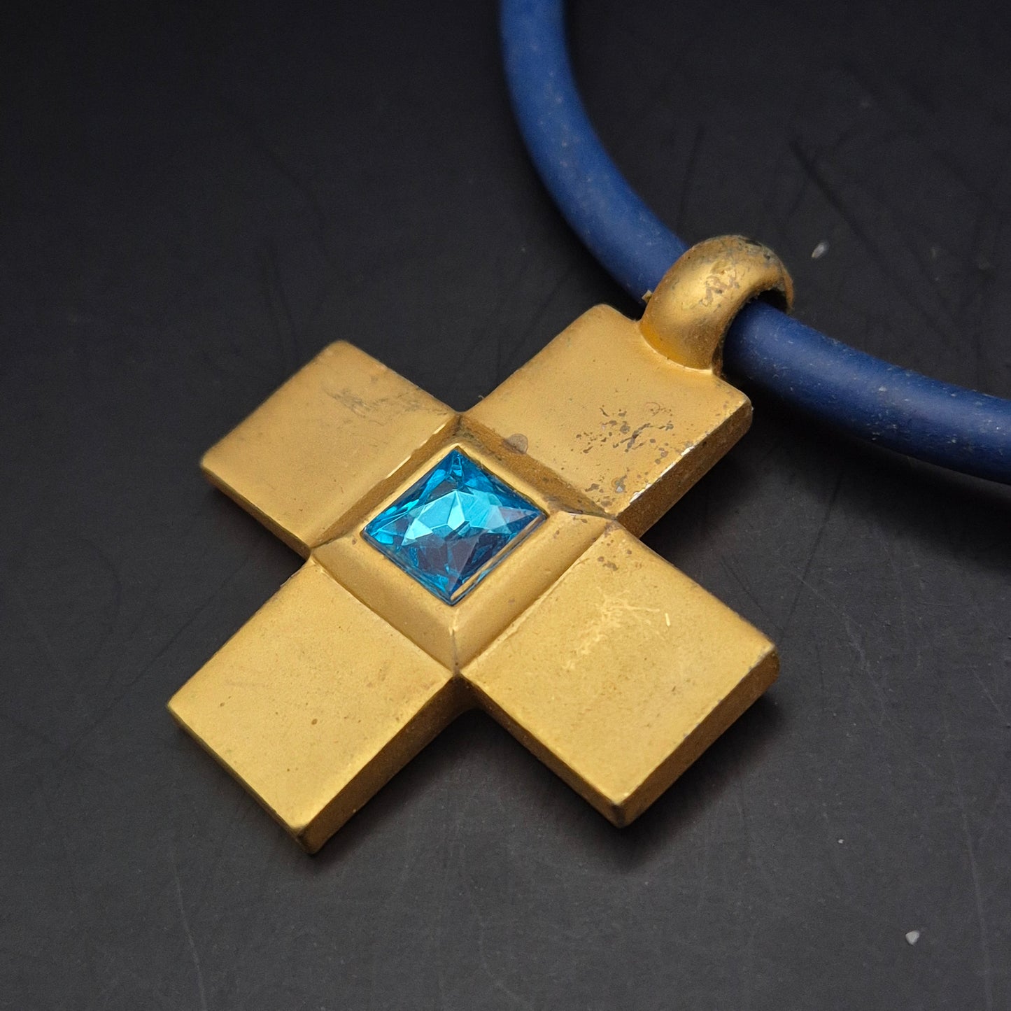 Markante Kreuz Halskette in Gold-Optik – Blaues Stein-Element