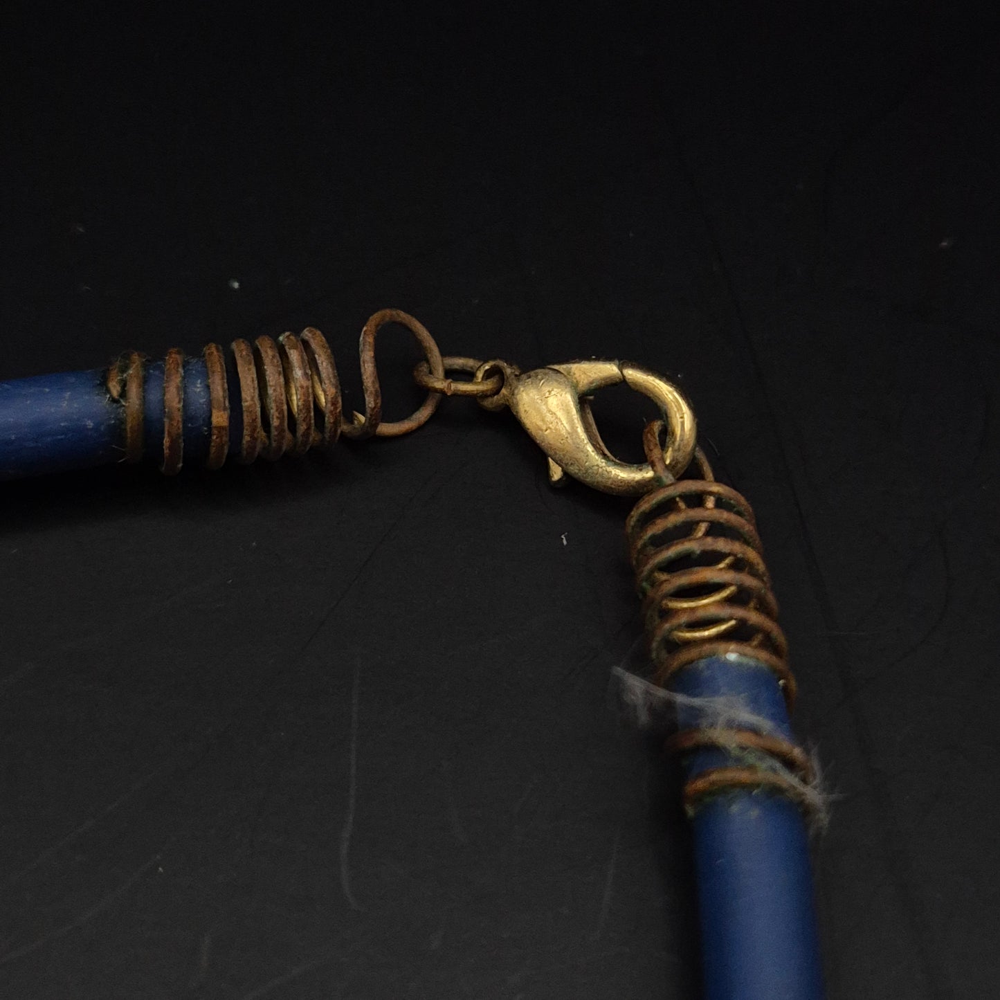 Markante Kreuz Halskette in Gold-Optik – Blaues Stein-Element