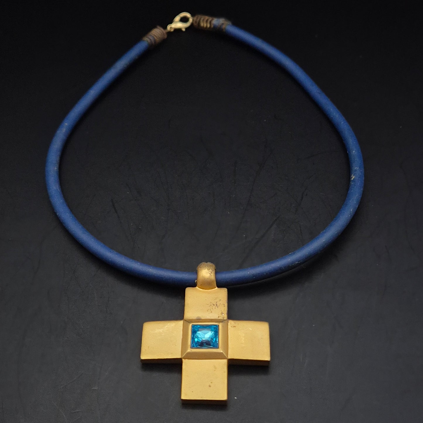 Markante Kreuz Halskette in Gold-Optik – Blaues Stein-Element