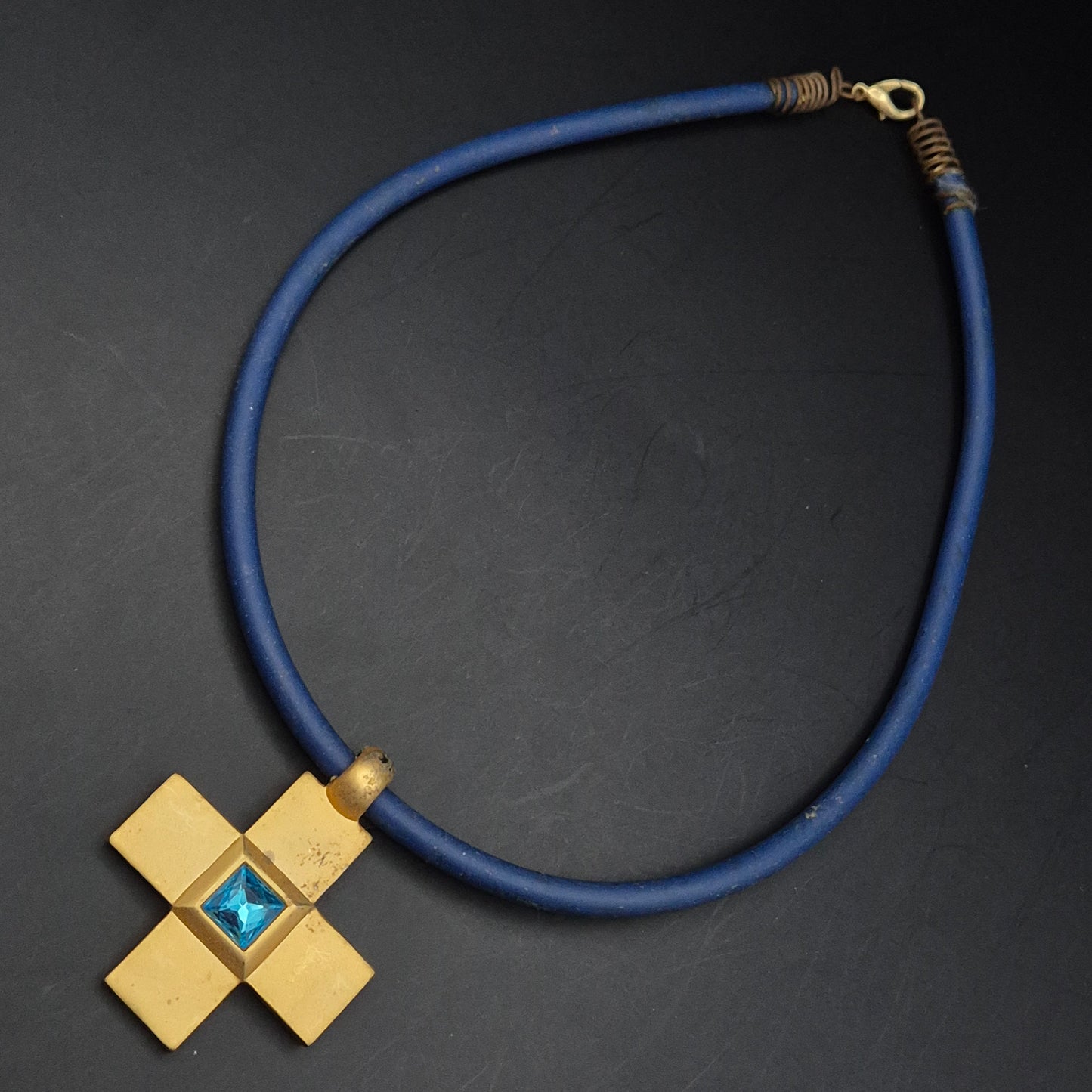 Markante Kreuz Halskette in Gold-Optik – Blaues Stein-Element