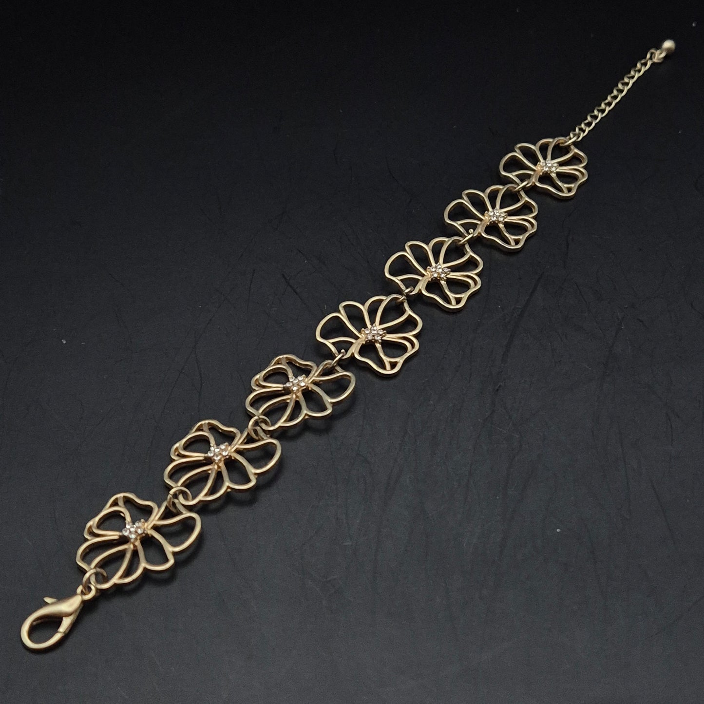 Elegantes Blumen Armband in Gold-Optik – Florales Design mit Strass