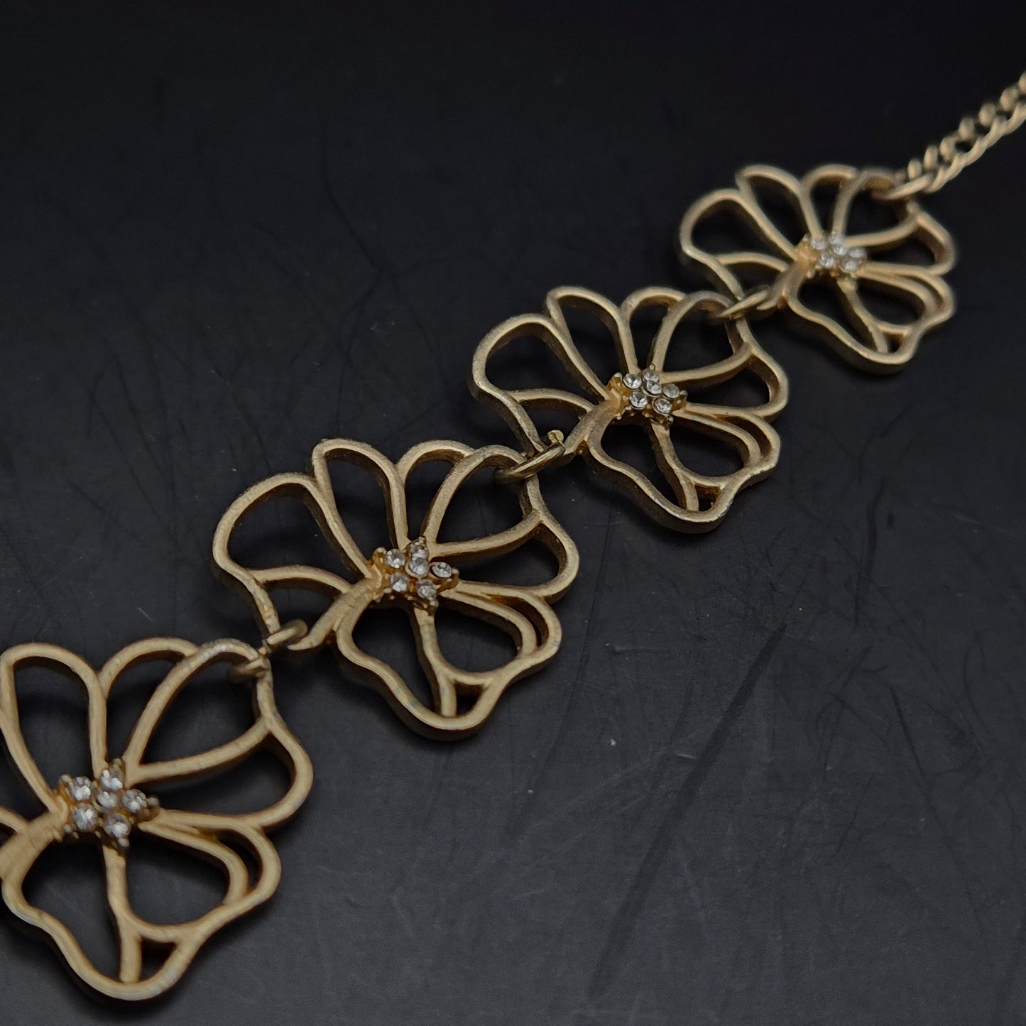 Elegantes Blumen Armband in Gold-Optik – Florales Design mit Strass