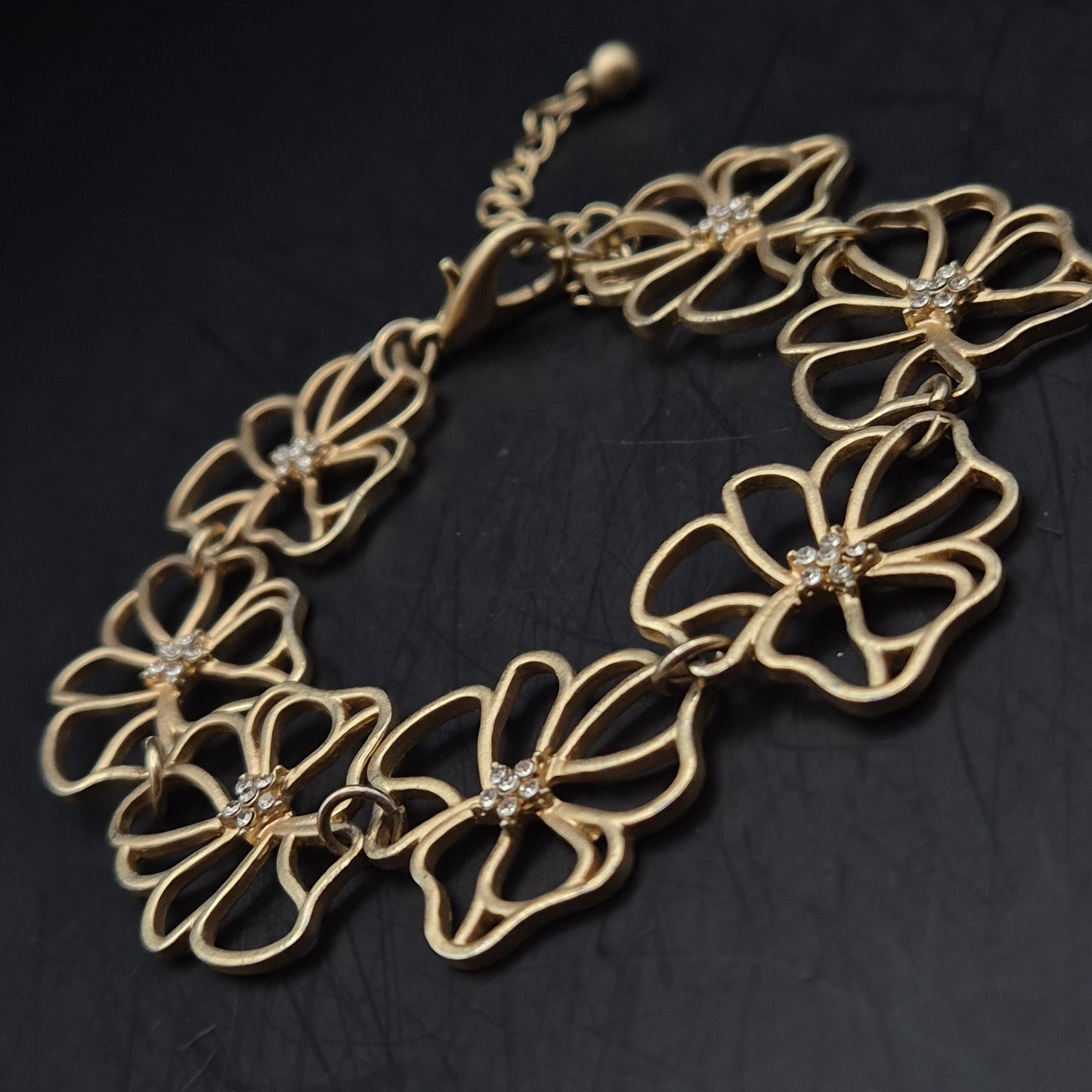 Elegantes Blumen Armband in Gold-Optik – Florales Design mit Strass