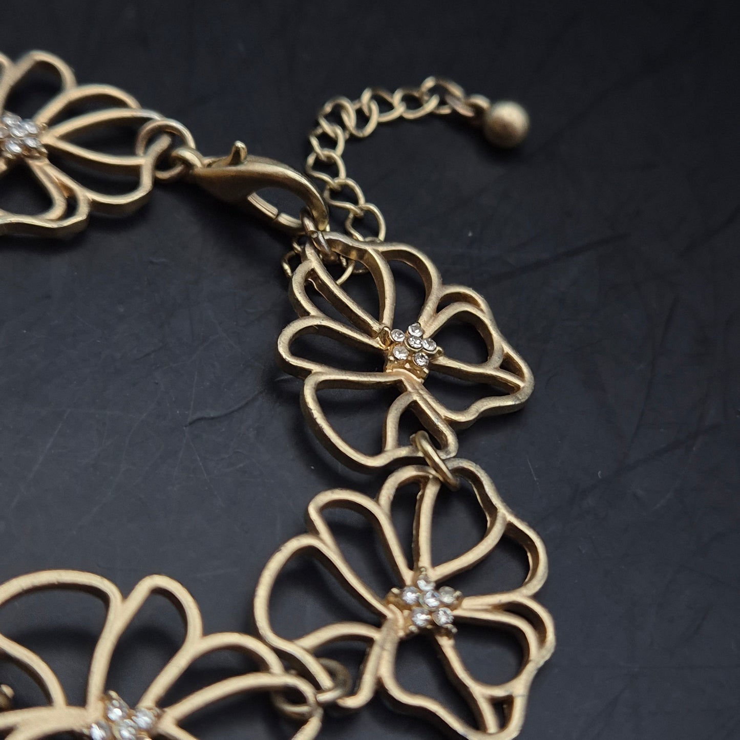 Elegantes Blumen Armband in Gold-Optik – Florales Design mit Strass