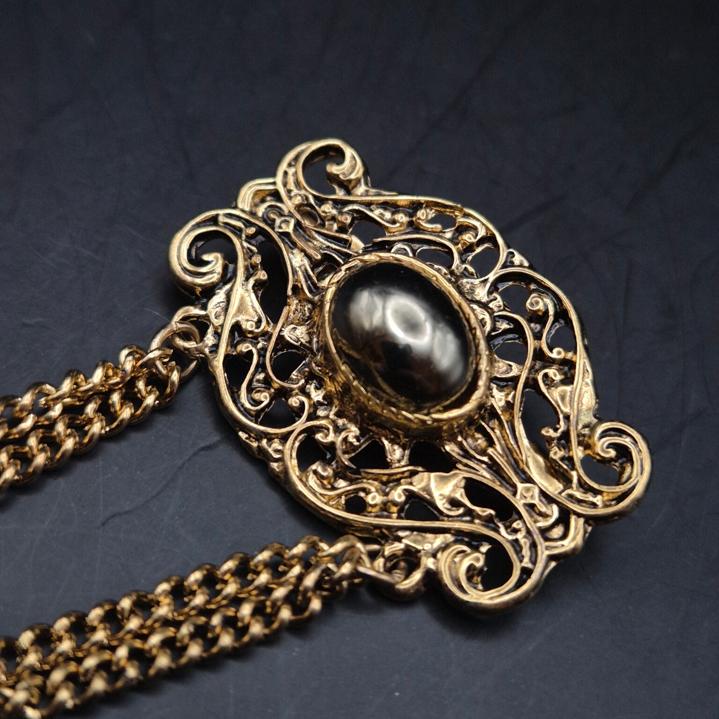 Edle Vintage Brosche mit Kette – Barockes Design in Gold Optik