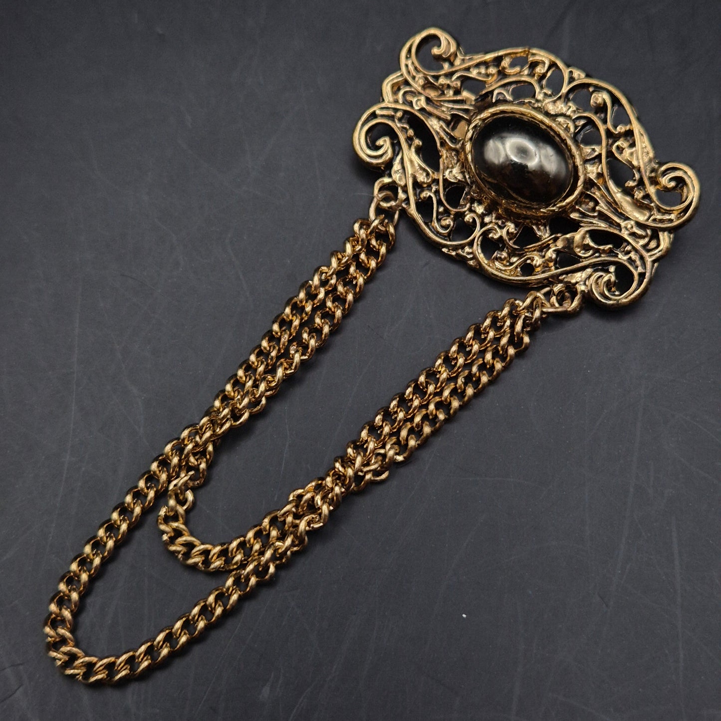 Edle Vintage Brosche mit Kette – Barockes Design in Gold Optik