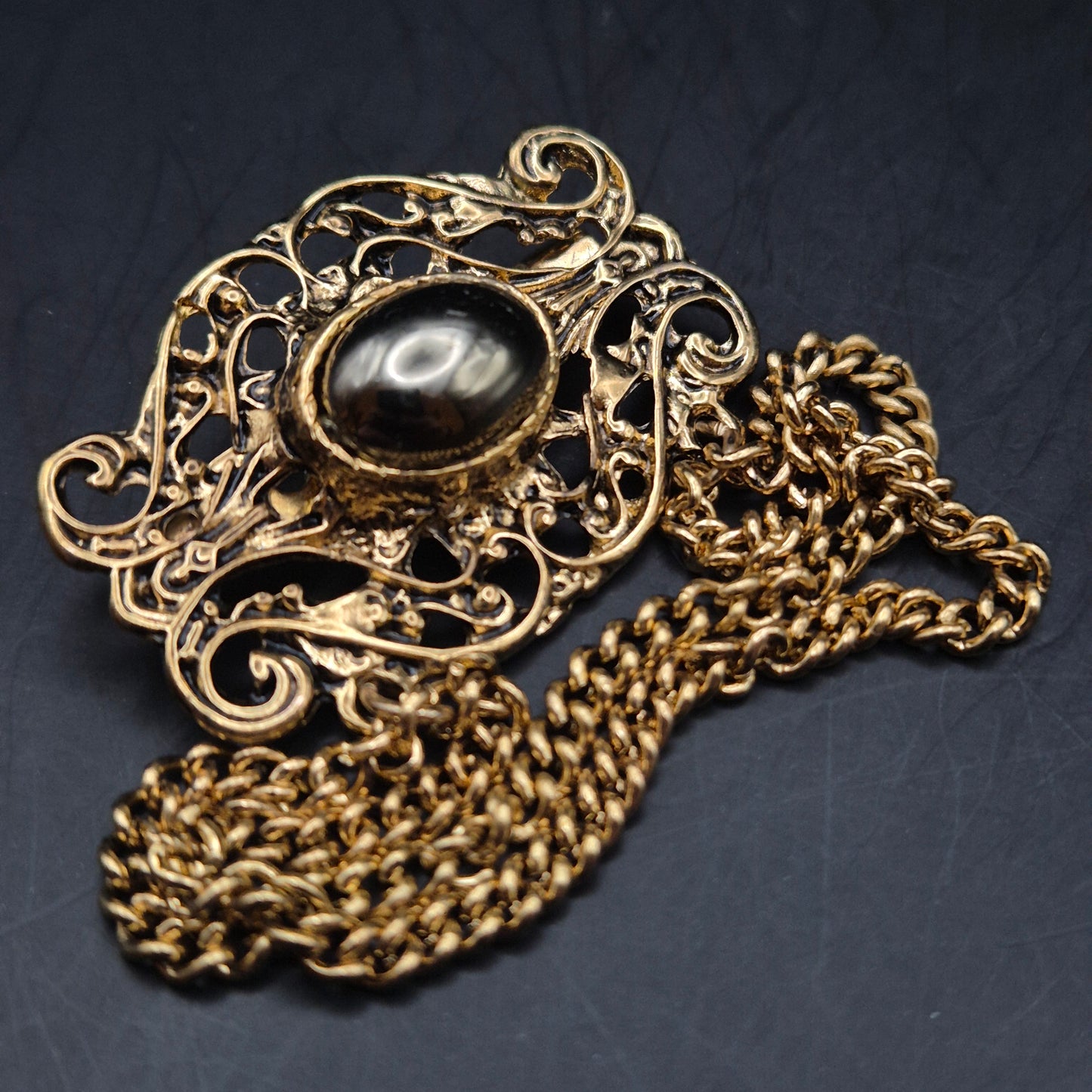 Edle Vintage Brosche mit Kette – Barockes Design in Gold Optik